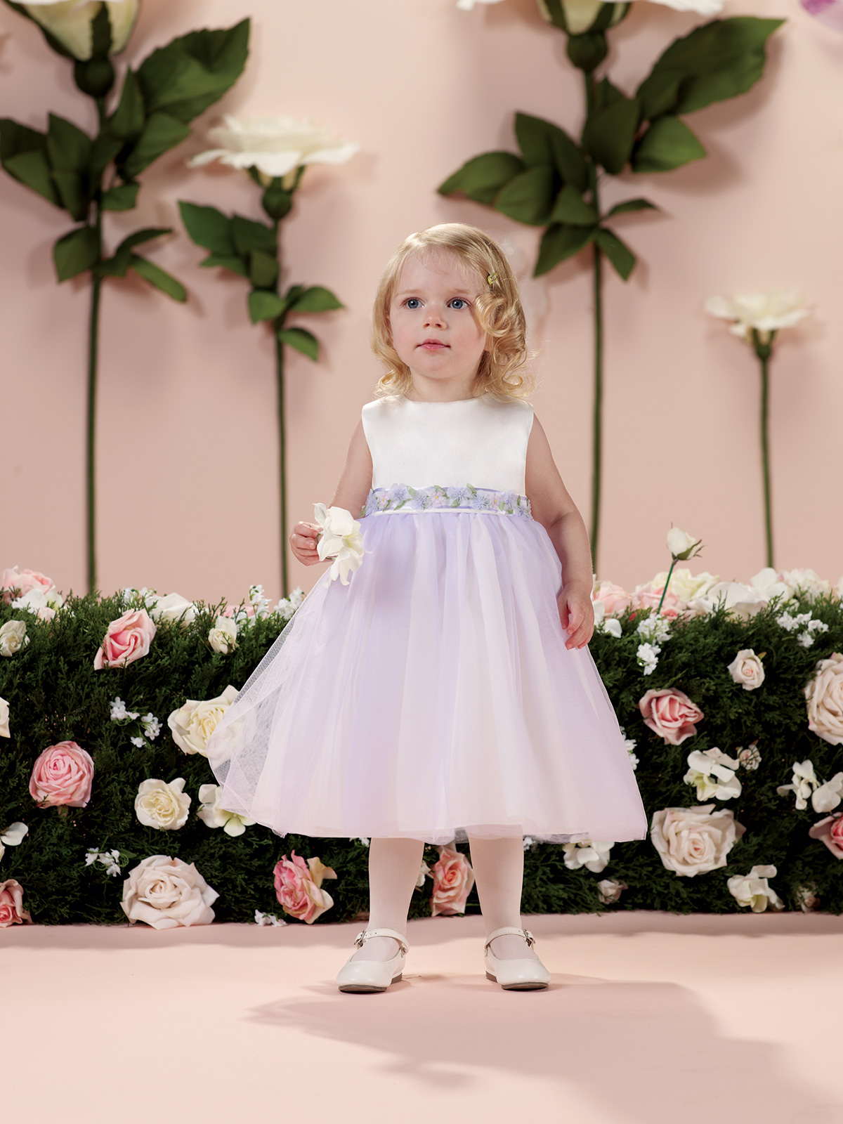 Vestido de Dama de Honra com corpete em cetim, decote alto, faixa com flores tridimensionais na cintura, saia dirndl (Saia meio canela franzida) em tule.