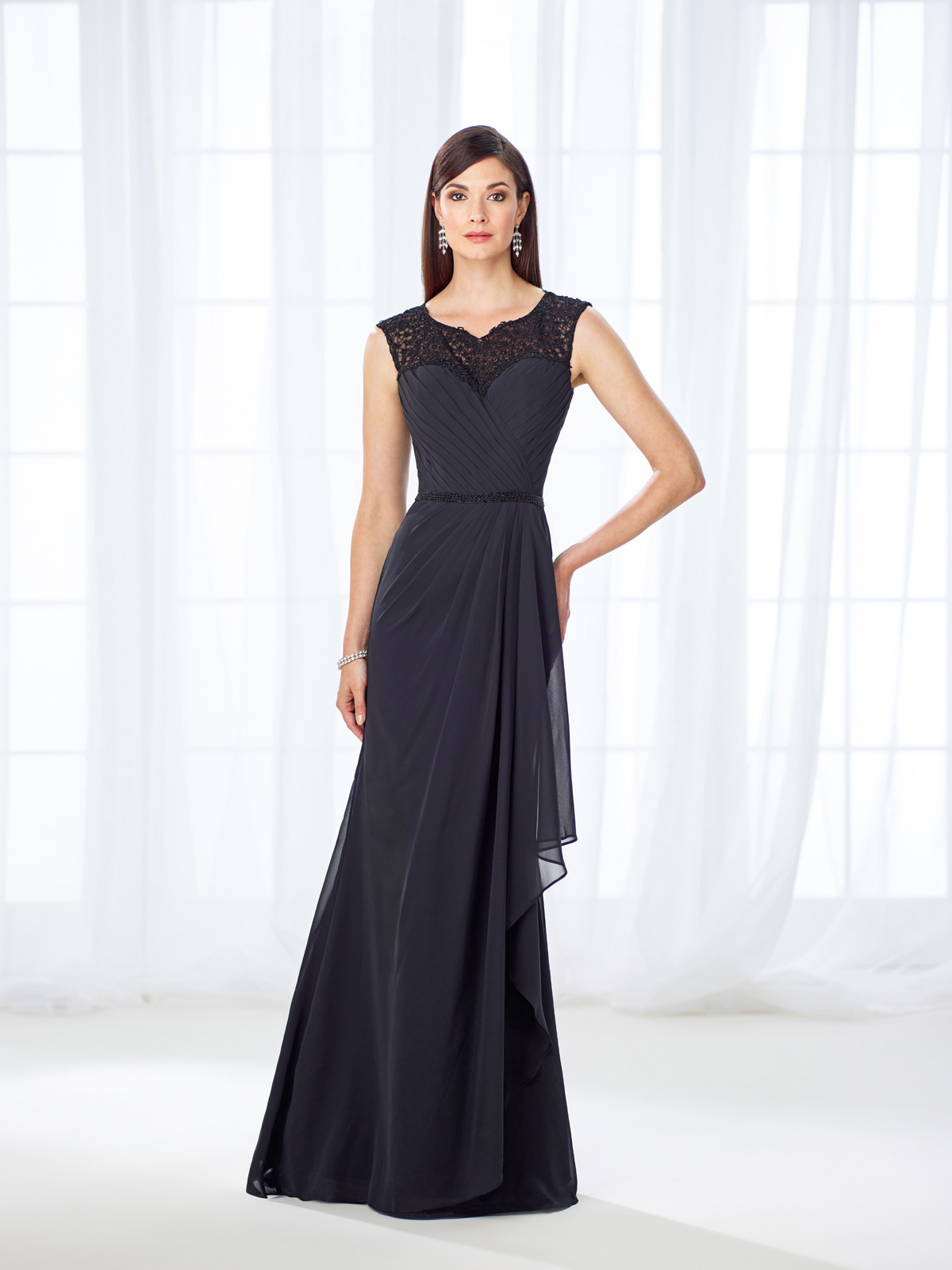 Vestido de Festa elegante com aplicao em renda gripure no decote frente e costas, corpo drapeado e detalhe de cinto em pedrarias, saia com impecvel corte reto e babado lateral, todo em musseline.