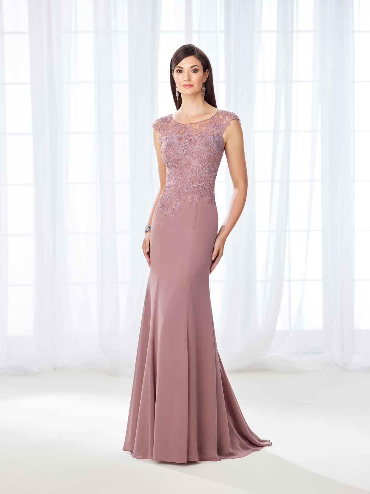 Vestido de Festa irresistvel com decote canoa transparente frente e costas, corpo todo trabalhado em renda rebordada em pedrarias e saia com corte levemente sereado confeccionado em crepe.