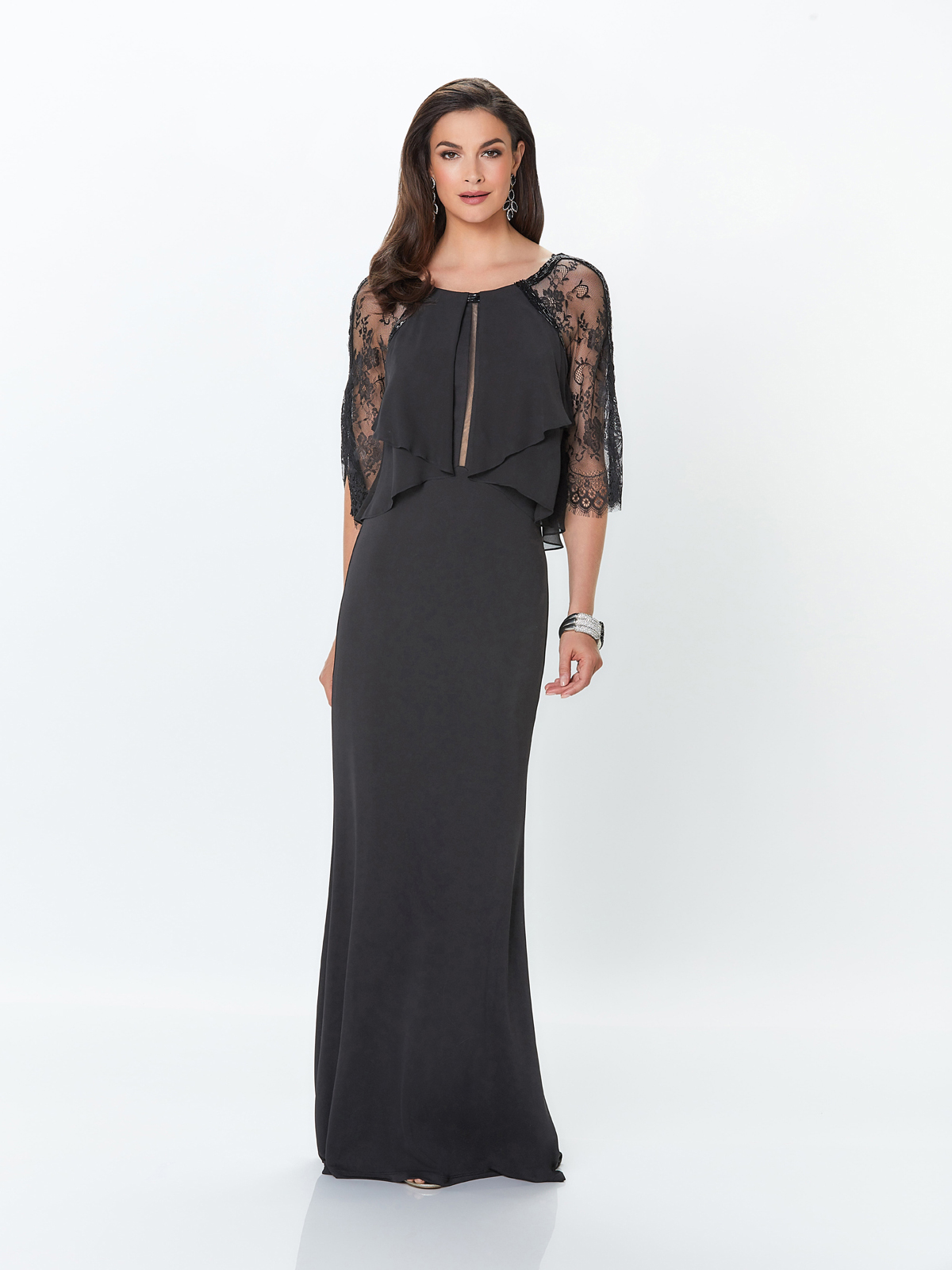 Vestido de Festa extico com detalhe de mangas em renda e sobreposio de blus em chiffon, saia lisa bsica e um caimento impecvel fazem desse modelo um sucesso em beleza.