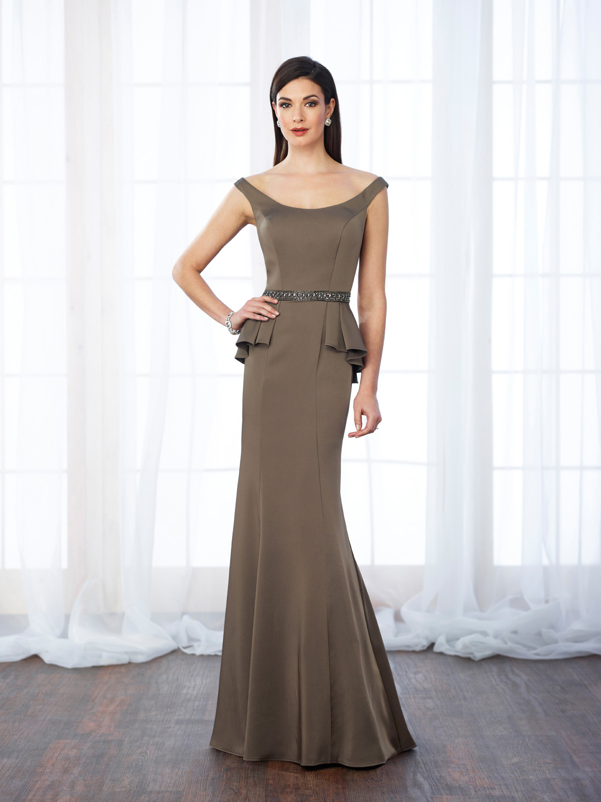 Vestido de Festa sofisticado com decote ombro a ombro todo confeccionado em crepe, detalhe de cinto em pedrarias e corpo com peplum, saia semi sereia.