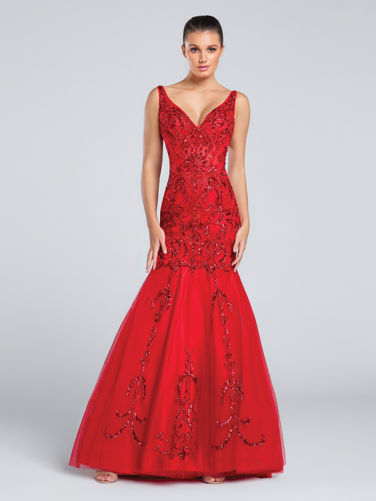 Vestido de Festa com decote V frente e costas, corte sereia confeccionado em tecido nobre com sobreposio de tule francs todo bordado em pedrarias e cristais. 