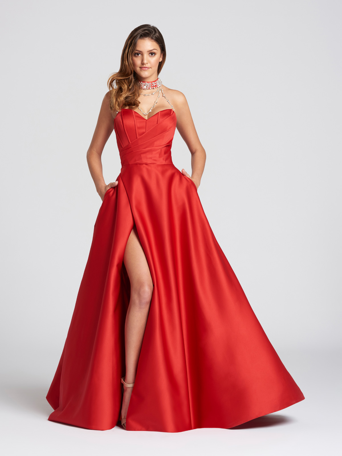 Vestido de Festa chic com decote tomara que caia e barbatanas aparentes no corpo, confeccionado em cetim italiano e impecvel corte evas.