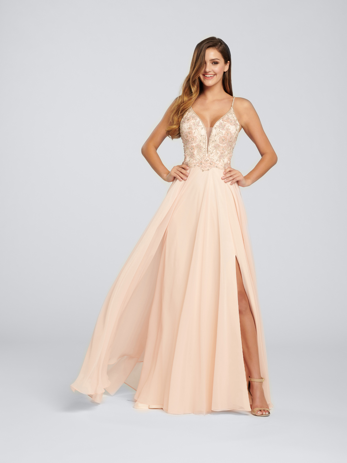 Vestido de Festa elegante e feminino traz um decote com transparncia e o corpo estruturado todo bordado em pedrarias e cristais, sua saia estilo ladylike com fenda generosa abrilhanta o modelo.