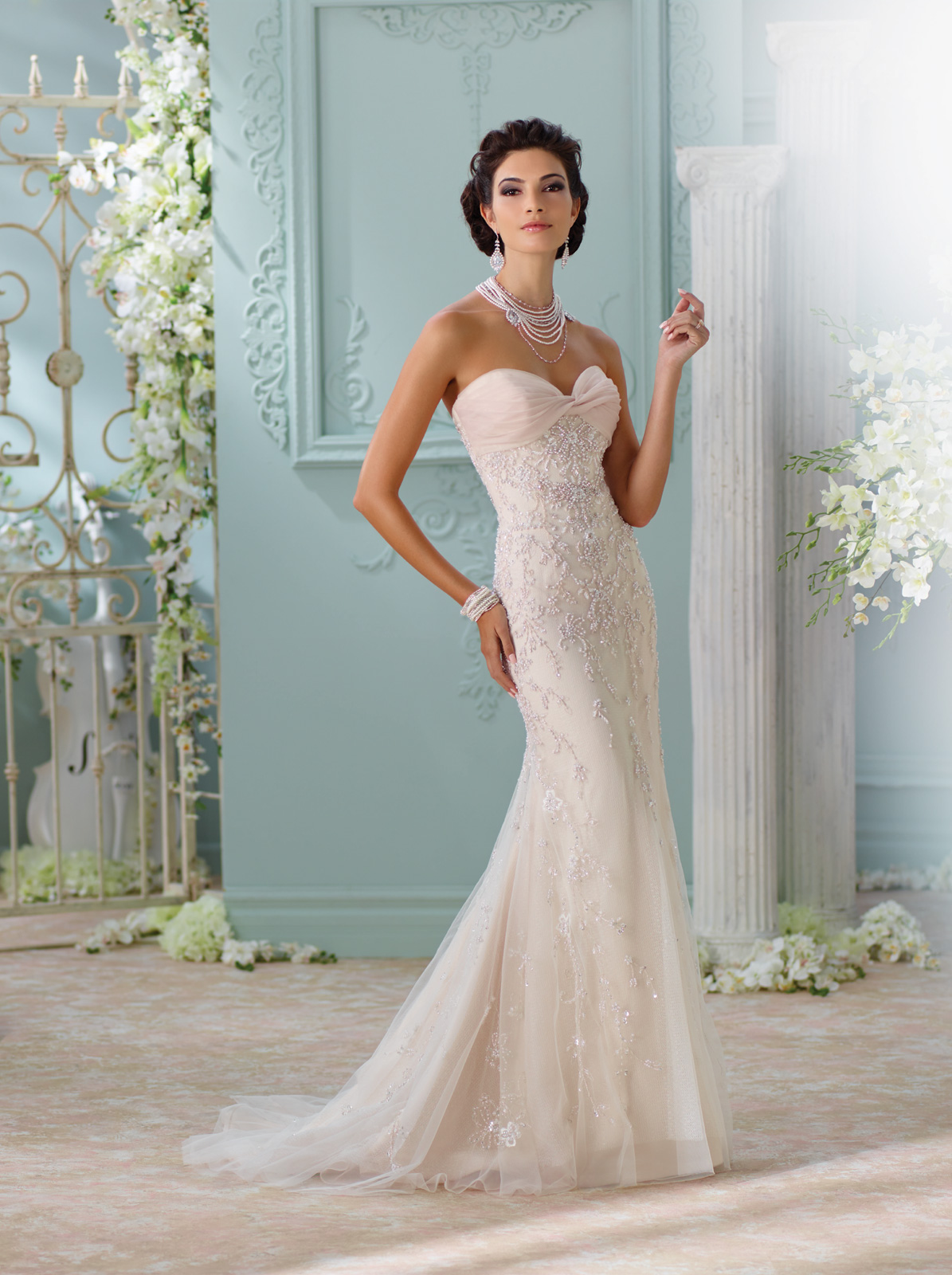 Vestido de Noiva tomara que caia com busto drapeado, corte sereia confeccionado em cetim e sobreposio de tule francs bordado com fio de seda e pedrarias, saia reta mais justa e detalhe de cauda removvel em tule francs.