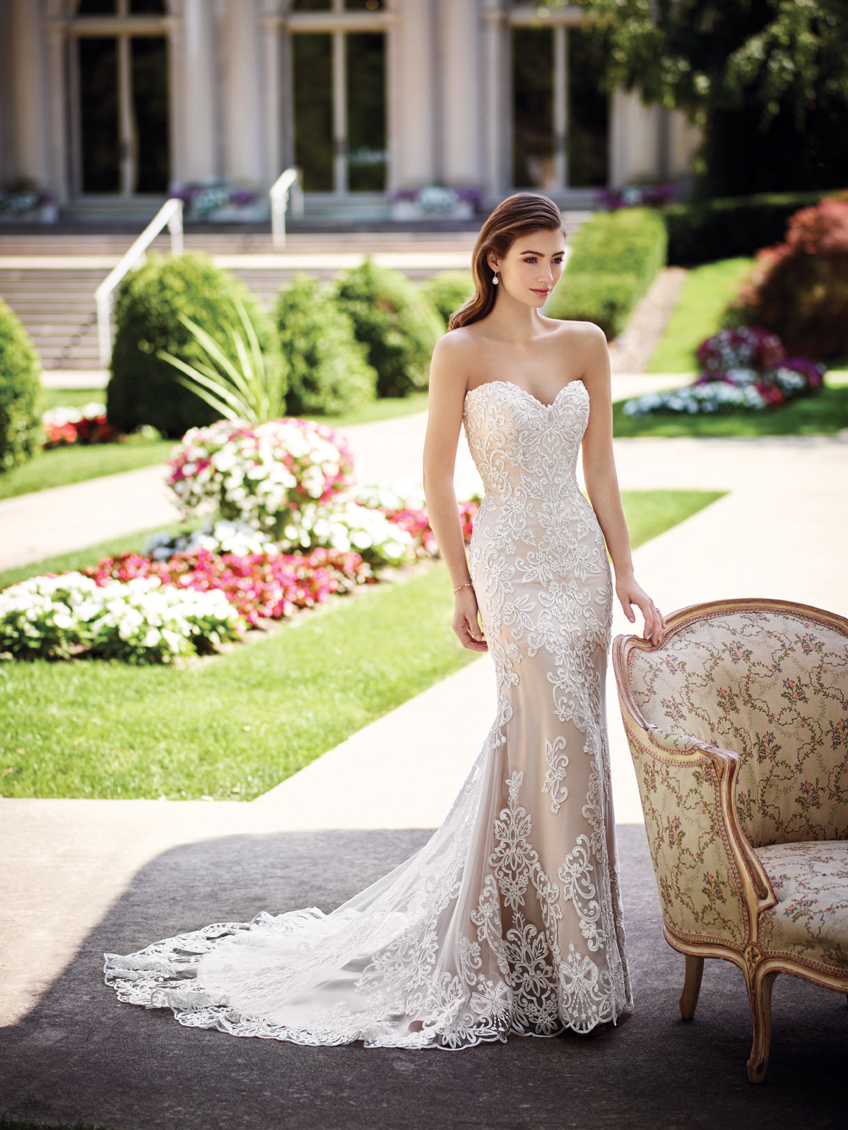 Vestido de Noiva tomara que caia princesa justo com corte reto, todo confeccionado em renda chantily francesa rebordada em pedrarias e cauda curta.