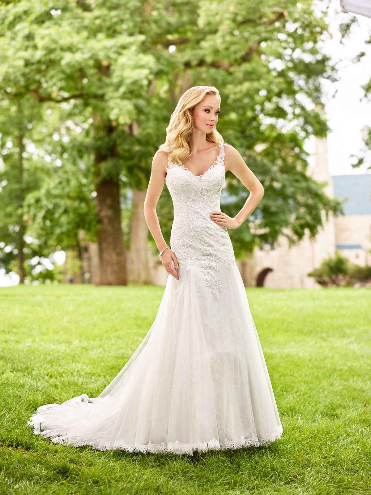 Leve e delicado, esse vestido de noiva  todo confeccionado em renda francesa e levemente rebordado em pedrarias, traz um decote com alas delicadas e costas com transparncia que valoriza as curvas femininas, sua saia tem uma delicada camada de tule francs em sobreposio e um barrado em renda aplicado.