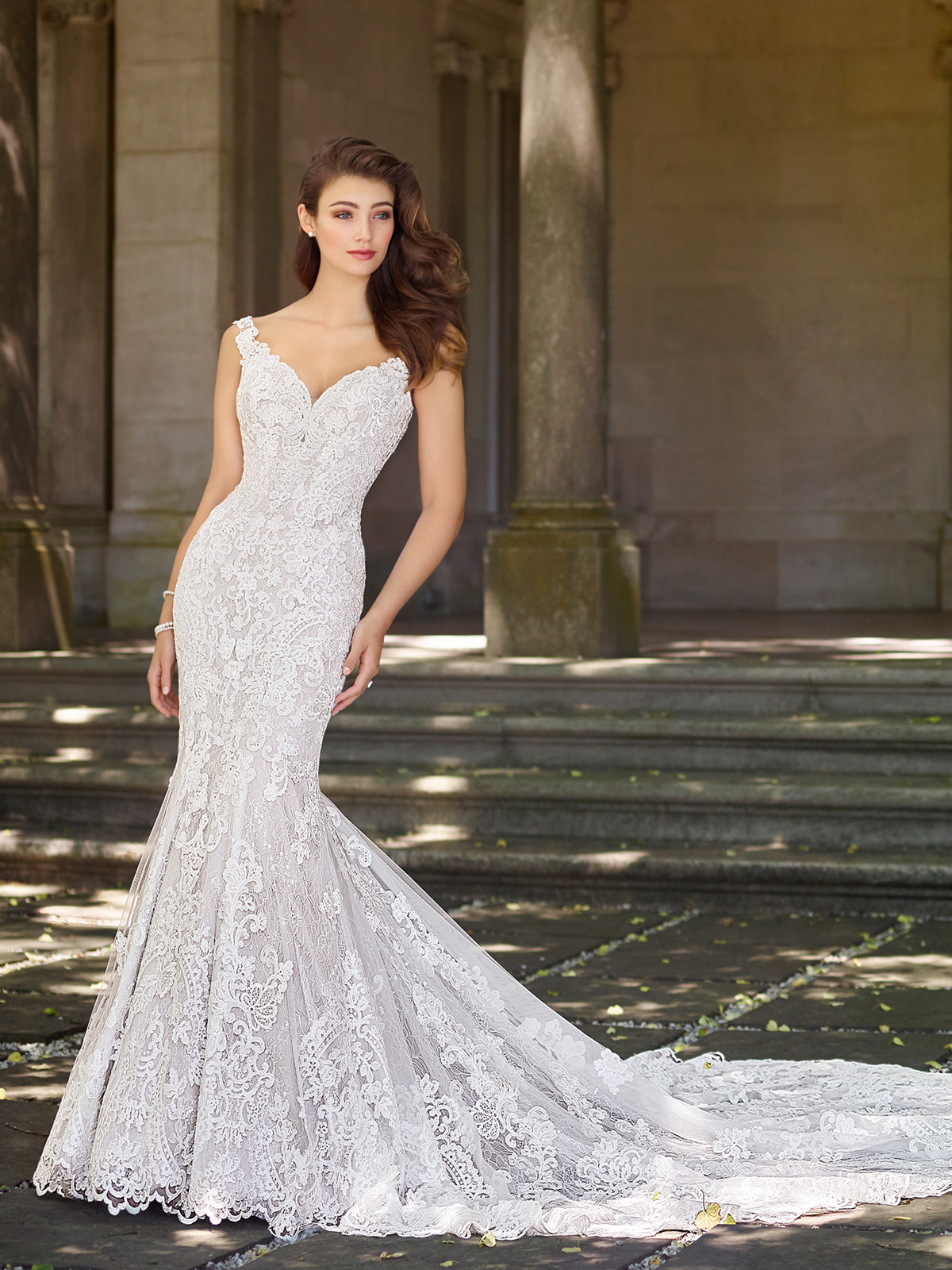 Vestido de Noiva irresistvel com corte sereia impecvel, todo confeccionado em renda francesa rebordada em pedrarias e decote princesa na frente e costas bem profundo.