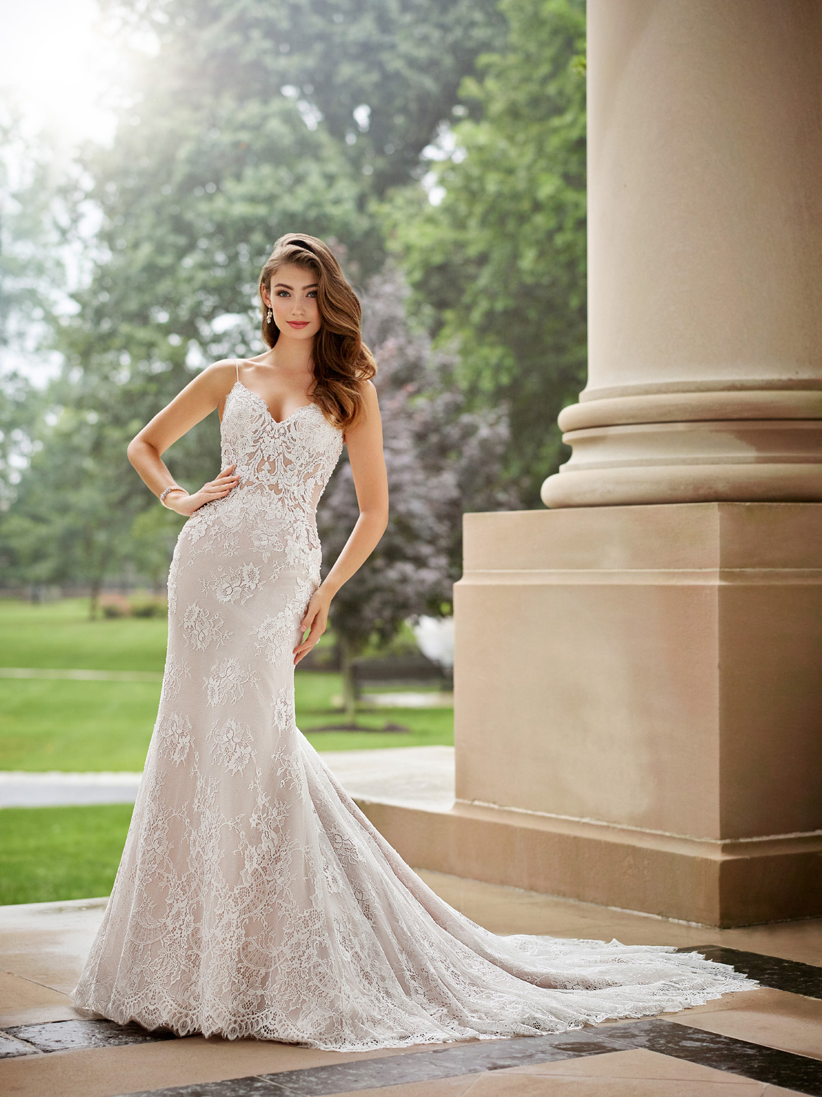 Vestido de Noiva estupendo confeccionado em renda chantily francesa rebordada levemente em pedrarias, corpo com transparncia, corte reto e cauda mdia.