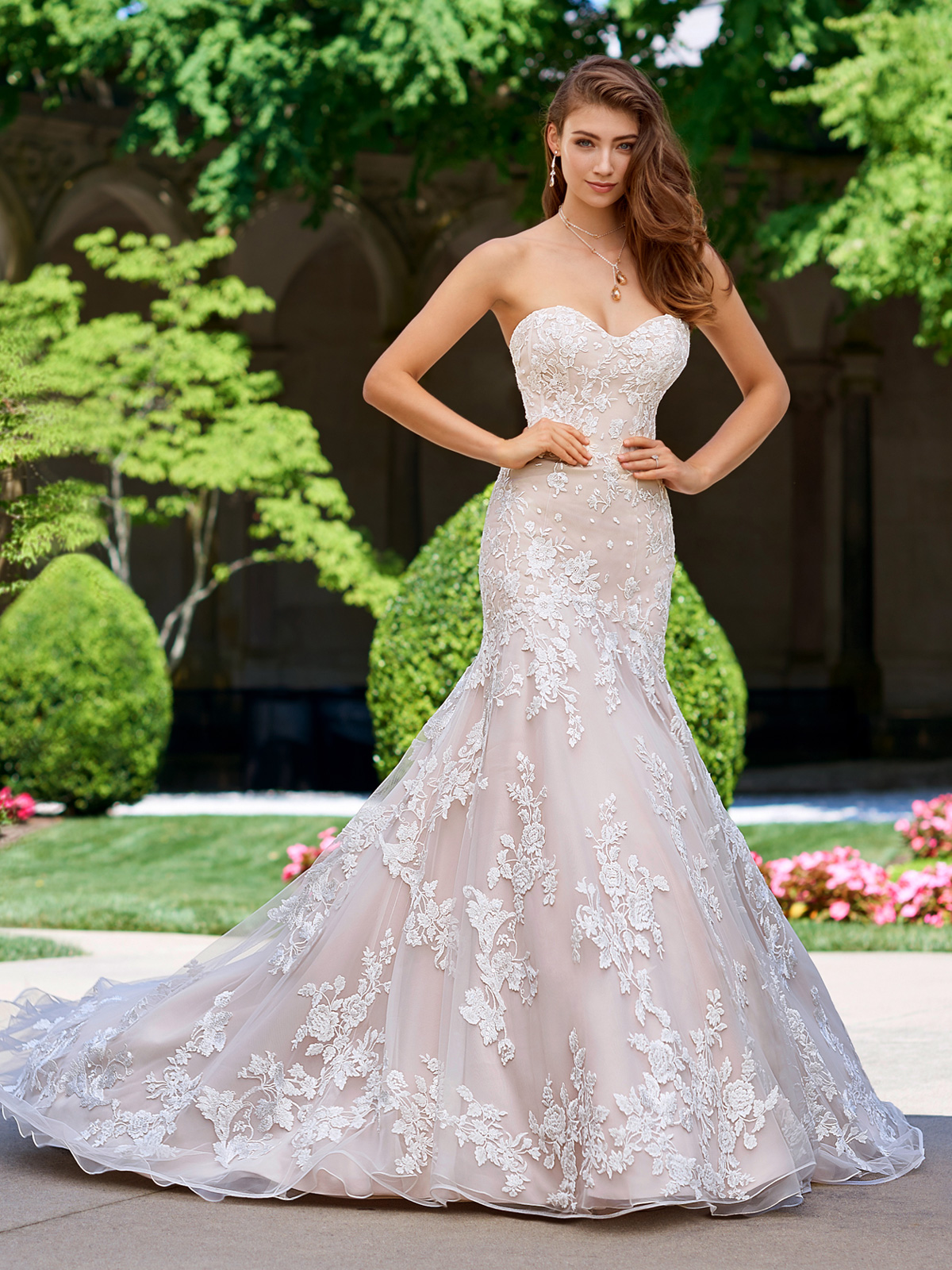 Vestido de Noiva radiante todo confeccionado em renda bordada em fios de seda, decote tomara que caia com transparncia nas costas e corte sereia impecvel com cauda suave.