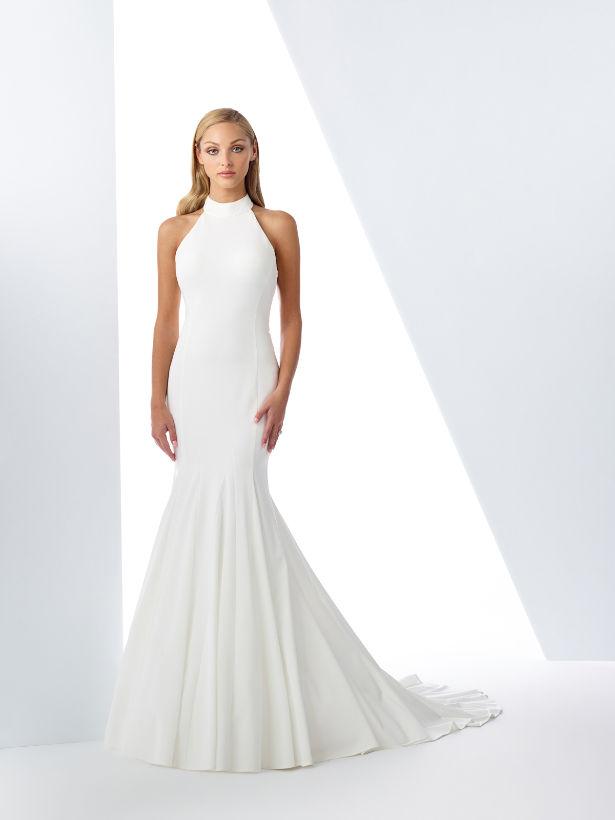 Concentre-se na beleza e singeleza deste vestido de noiva, decote gola alta com caimento e corte impecvel que deixam o modelo irresistvel.