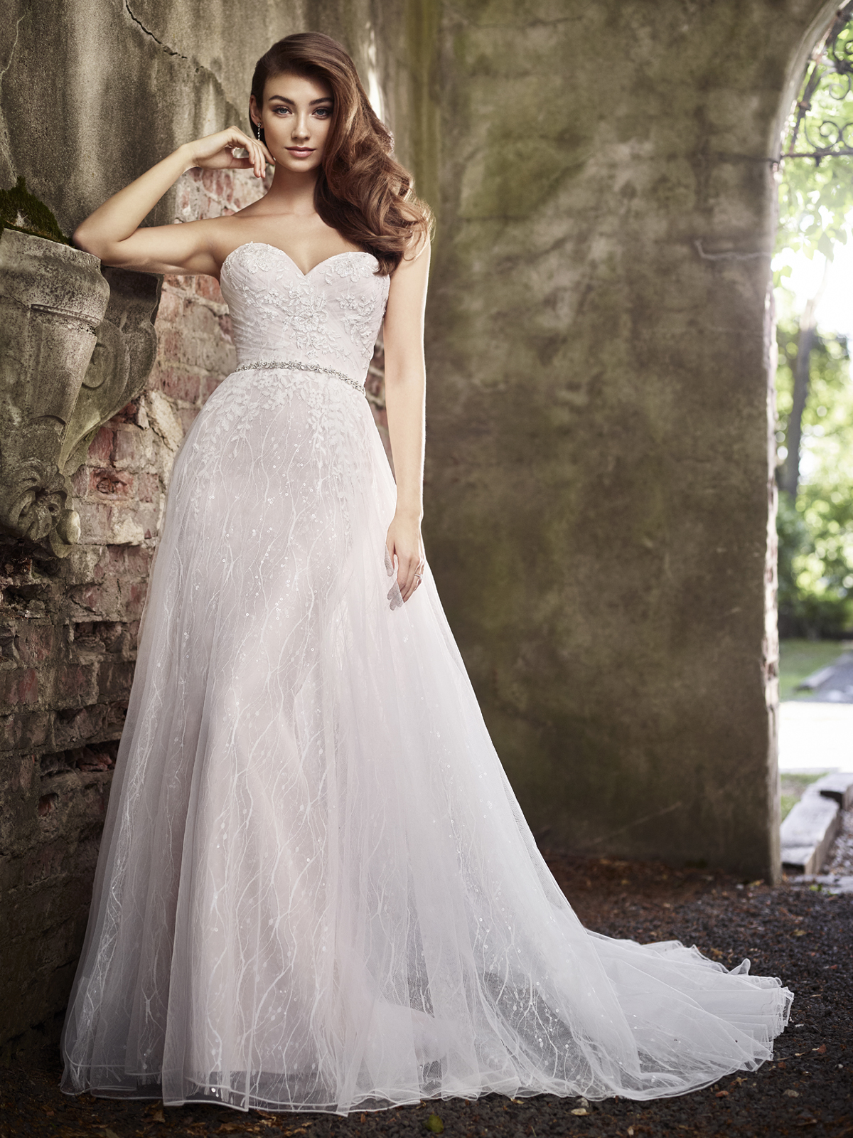Deslumbrante est esse vestido de noiva com um clssico decote tomara que caia, seu corpete bem estruturado traz segurana e um charmoso detalhe de drapeado, a saia em corte evas com apliques em renda e sobreposio de tule francs trazem leveza ao modelo.