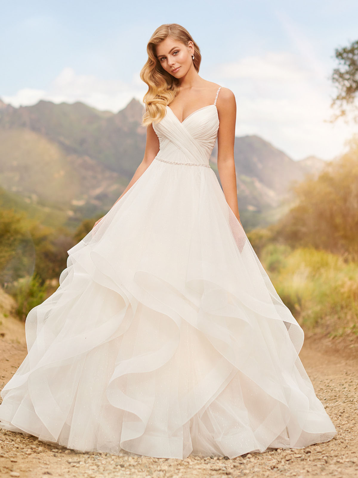 Corpo drapeado e saia em camadas assimtricas de organza so a combinao perfeita para esse vestido de noiva, o corpo acinturado e a saia ampla do um toque romntico ao modelo lindssimo que enche os olhos por sua beleza.