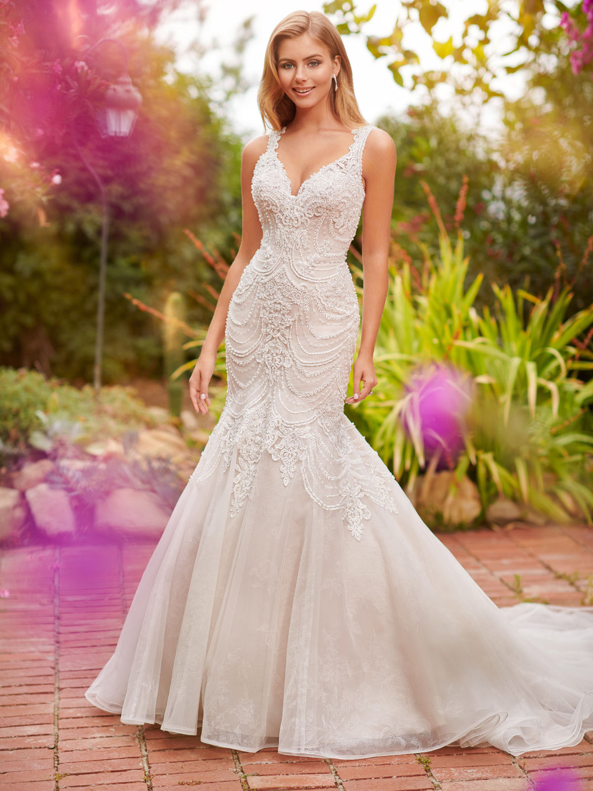 Vestido de Noiva lindssimo no corte sereia todo em renda e bordado com pedrarias, alas trabalhadas descem para um decote V que valoriza o colo e detalhe de barrado em organza que tornam o modelo incrivelmente moderno e luxuoso.