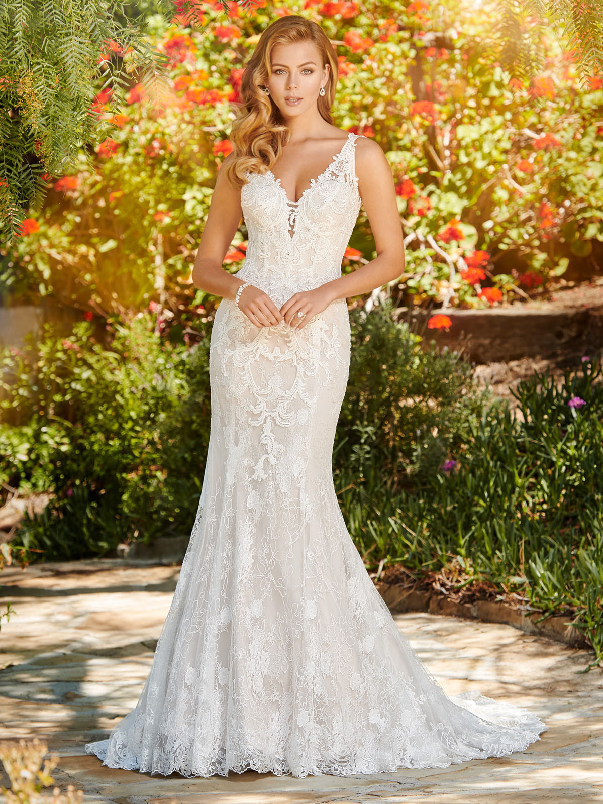 Este vestido de noiva  esplendido, todo em renda chantili com sobreposio de renda francesa levemente bordado em pedras em decote V, as costas com uma maravilhosa abertura e a saia com corte sereia fazem dele um modelo inesquecvel.