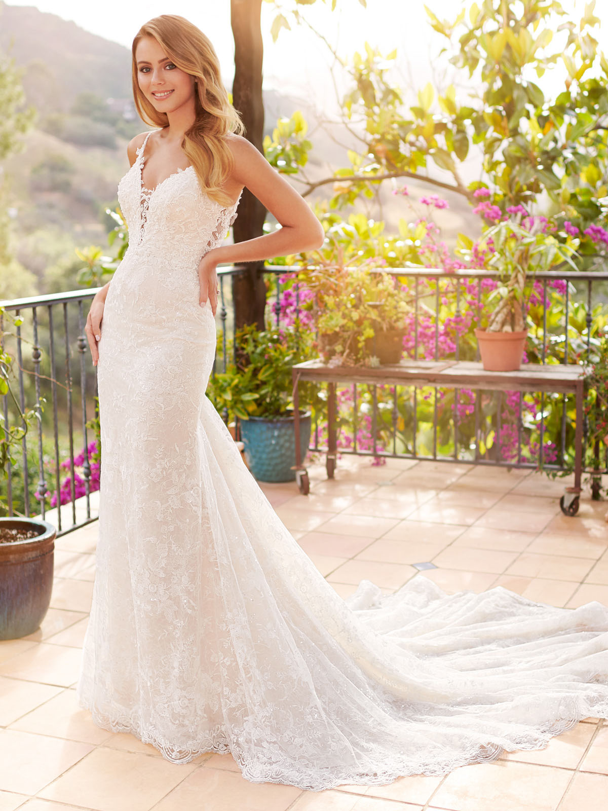 Vestido de Noiva maravilhoso sereia todo em renda com brilho magnifico, corte sereia e alas delicadas formam um conjunto harmonioso.