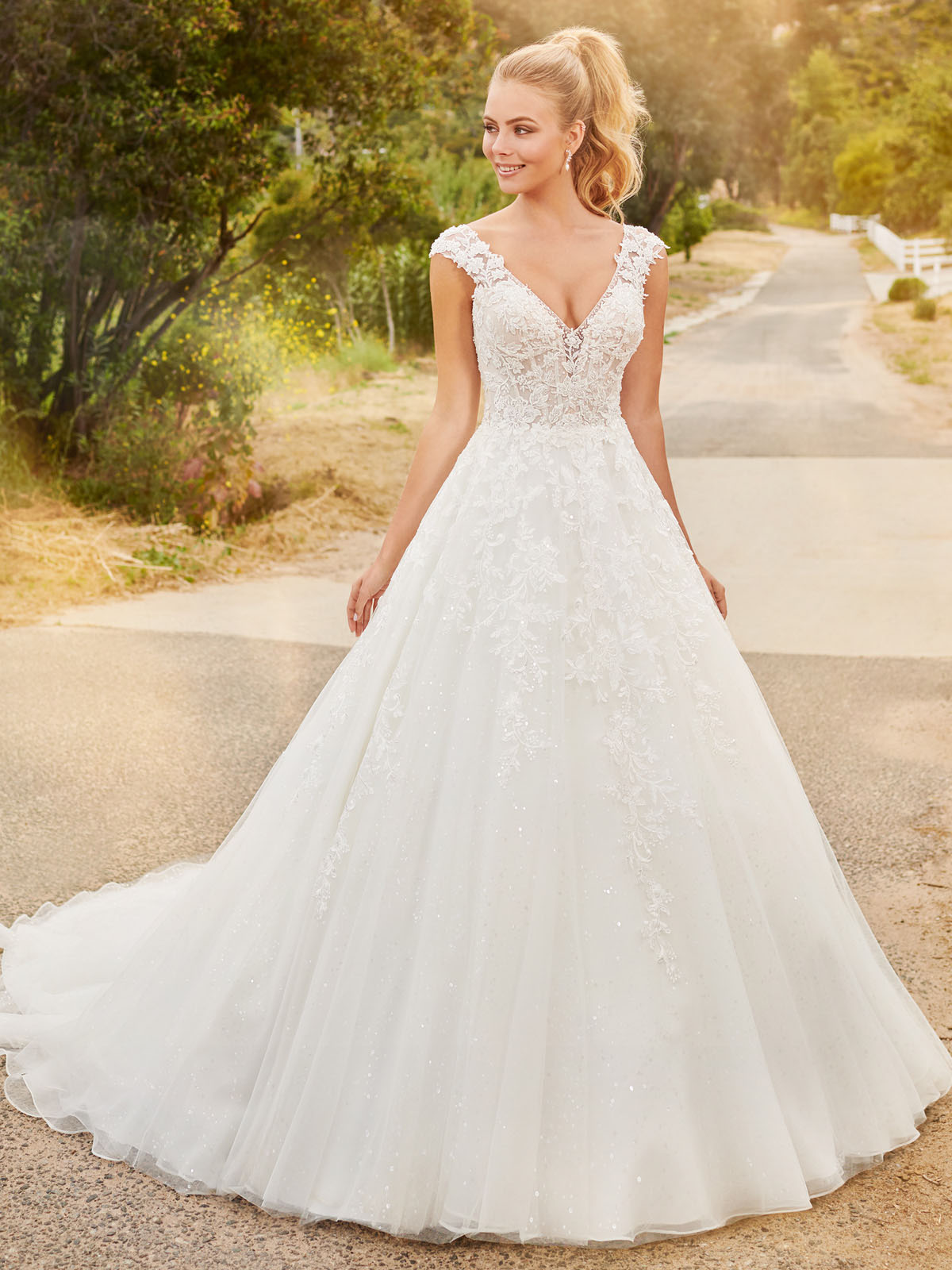 Vestido de Noiva encantador todo em organza, apresenta um corpete coberto de renda com brilhantes, decote em V e mangas leves. Botes forrados ao longo do zper, apliques de renda espalhados na cintura natural so complementos de um conjunto perfeito!