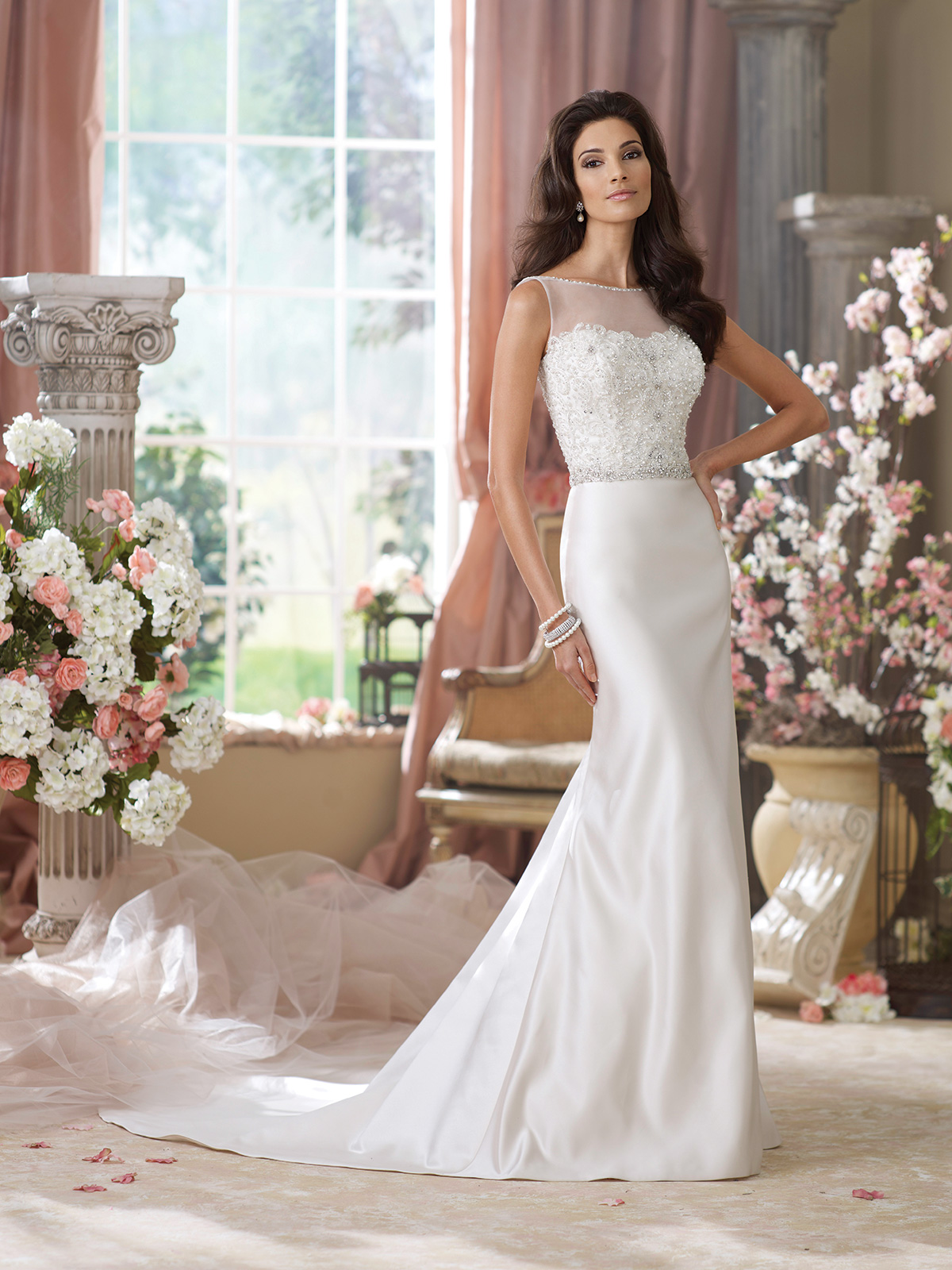 Vestido de Noiva com transparncia no colo e alas nas costas, corpo todo bordado em pedrarias, saia sereia lisa e leve cauda.