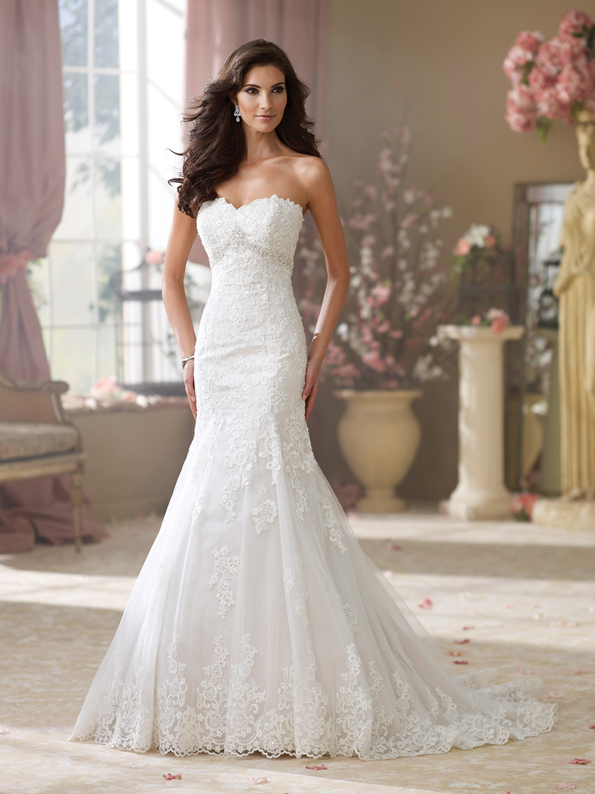 Vestido de Noiva tomara que caia, decote corao, todo em renda com faixa de pedrarias abaixo do busto, recorte sereia com leve cauda.