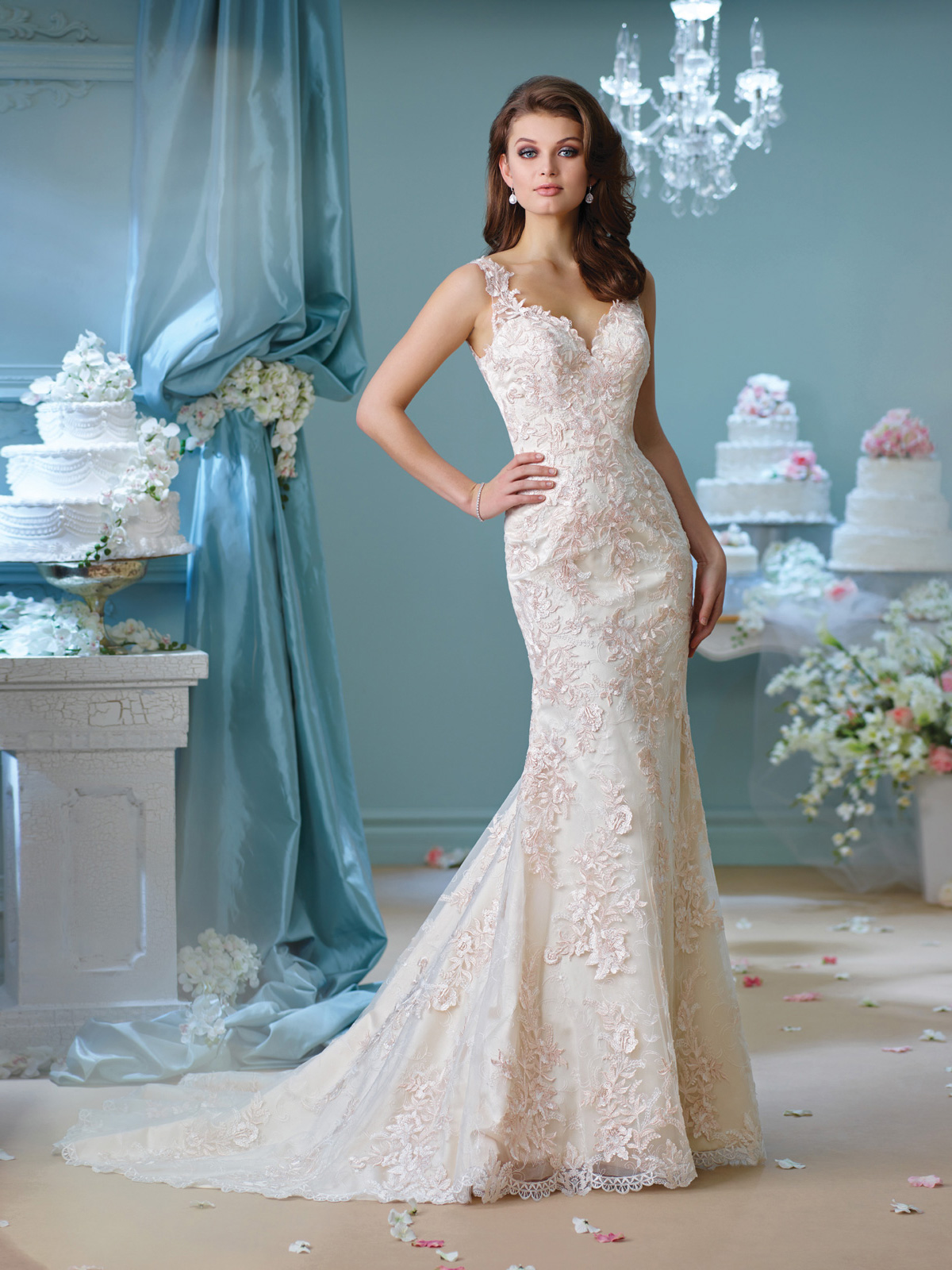Vestido de Noiva com decote V, alas e costas na transparncia e detalhe de botes forrados, corte sereado todo em renda bordada em fio de seda e cauda .