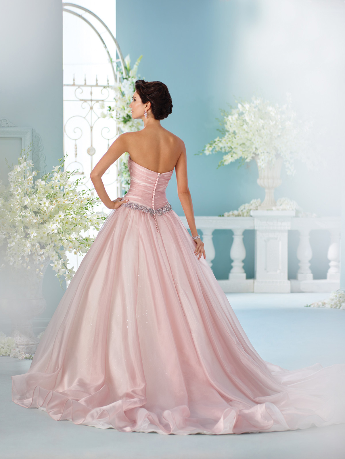 Vestido de Noiva tomara que caia princesa com corpo acinturado todo drapeado e detalhe de cinto em cristais, saia franzida com pontos de luz e cauda.