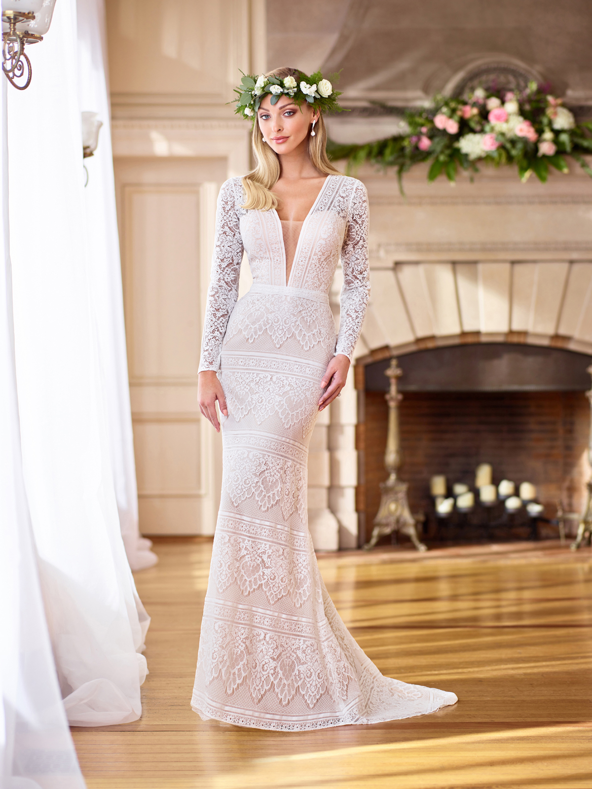 Diferenciado e tremendamente lindo  esse vestido de noiva com mangas longas e todo confeccionado em renda francesa, detalhes como transparncia e decotes profundos valorizam e realam a beleza feminina nesse modelo espetacular.
