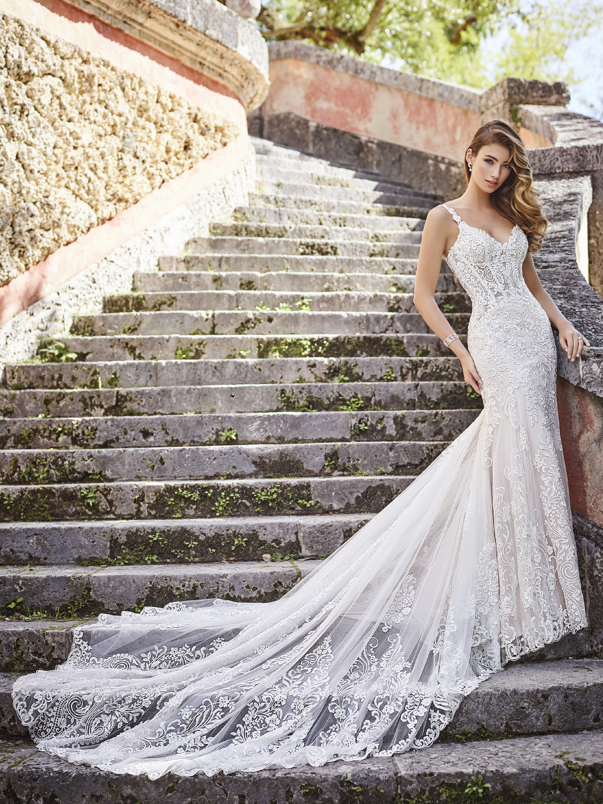 Vestido de Noiva encantador com corte reto e todo confeccionado em renda francesa, corpo bem marcado com barbatanas aparentes que valorizam e detalhe de transparncia nas costas para completar esse modelo.