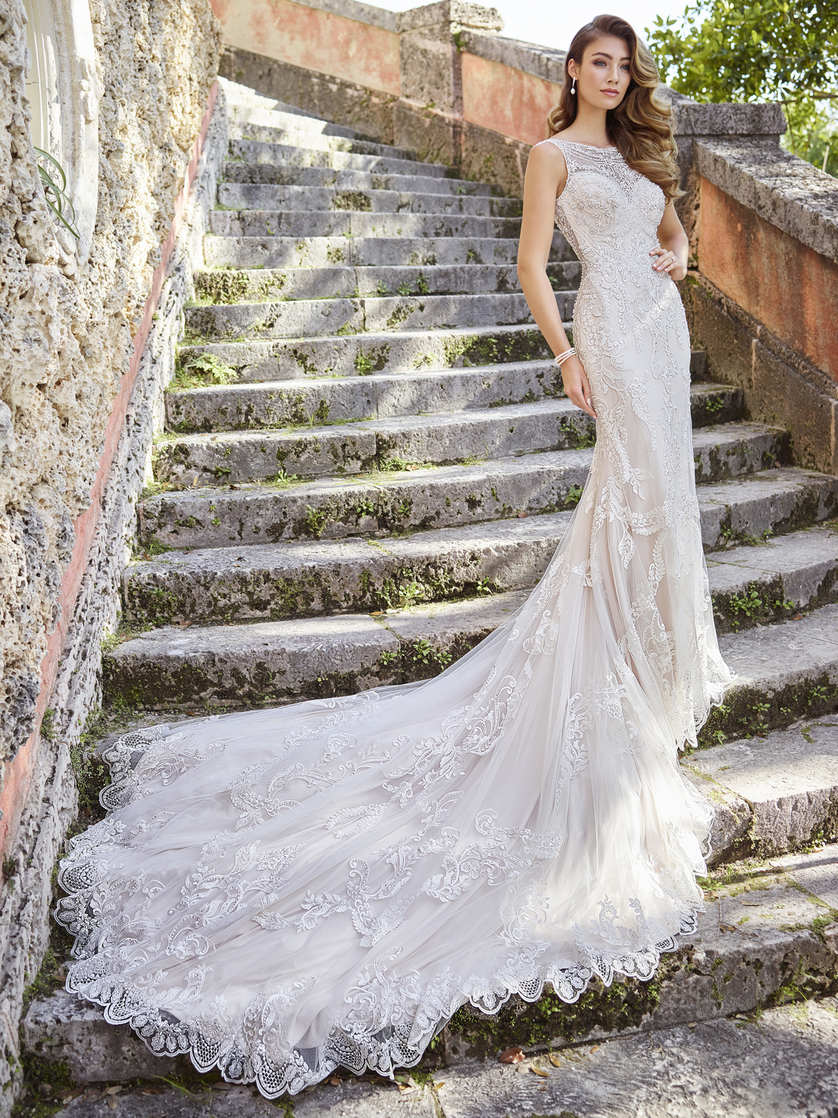 Vestido de Noiva charmoso com decote canoa e detalhe de transparncia no colo e costas, todo confeccionado em renda e rebordado em pedrarias esse modelo mais justo traz um estilo elegante e diferenciado.