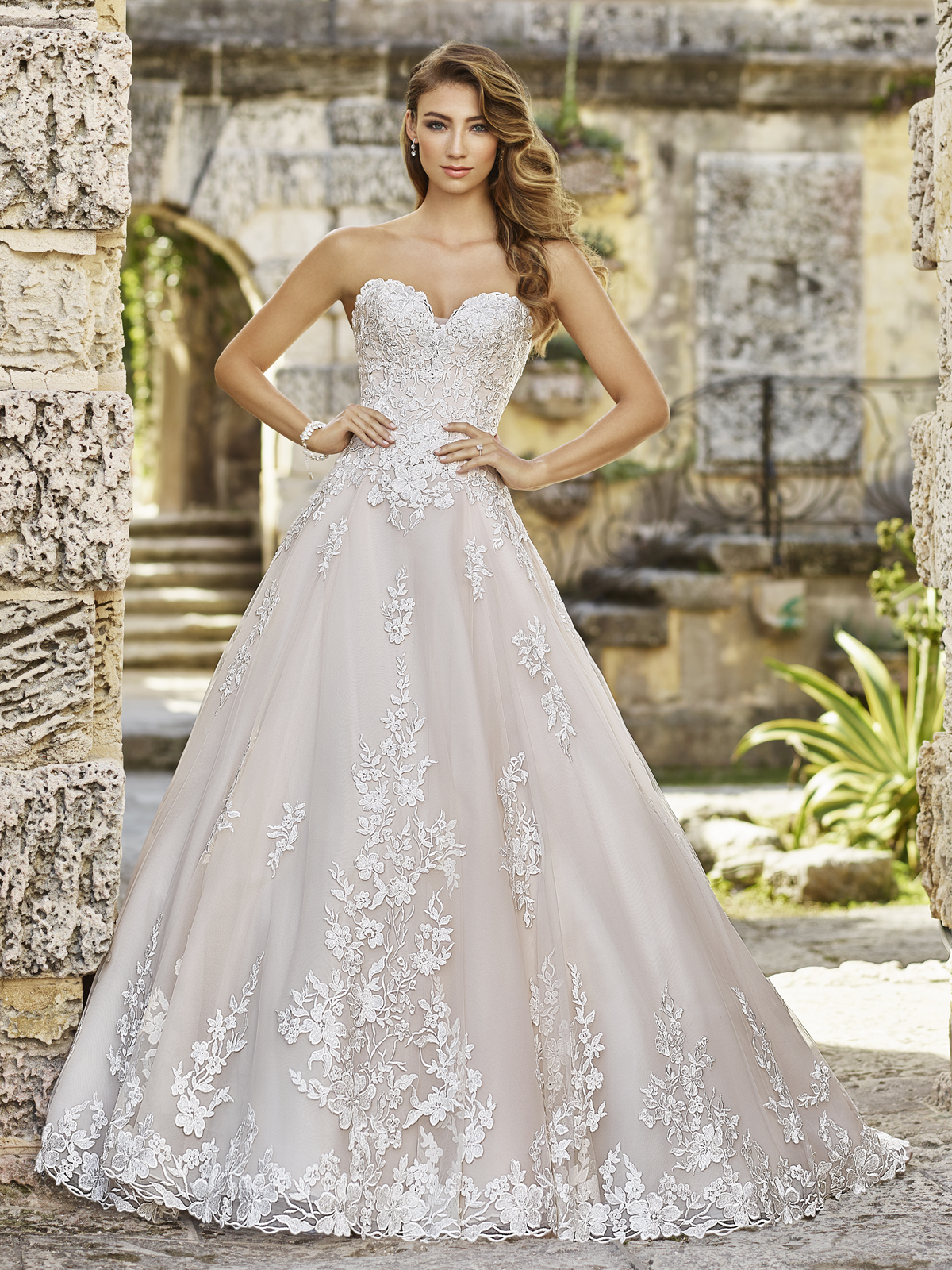 A beleza natural  o que d sentido a este espetacular design
  inspirado na feminilidade. Um vestido de noiva sofisticado que combina com uma
  princesa. Um design elaborado inteiramente em renda ricamente trabalhada
  sobre o corpo e aplicada sobre a saia de organza.
  
  
  
  