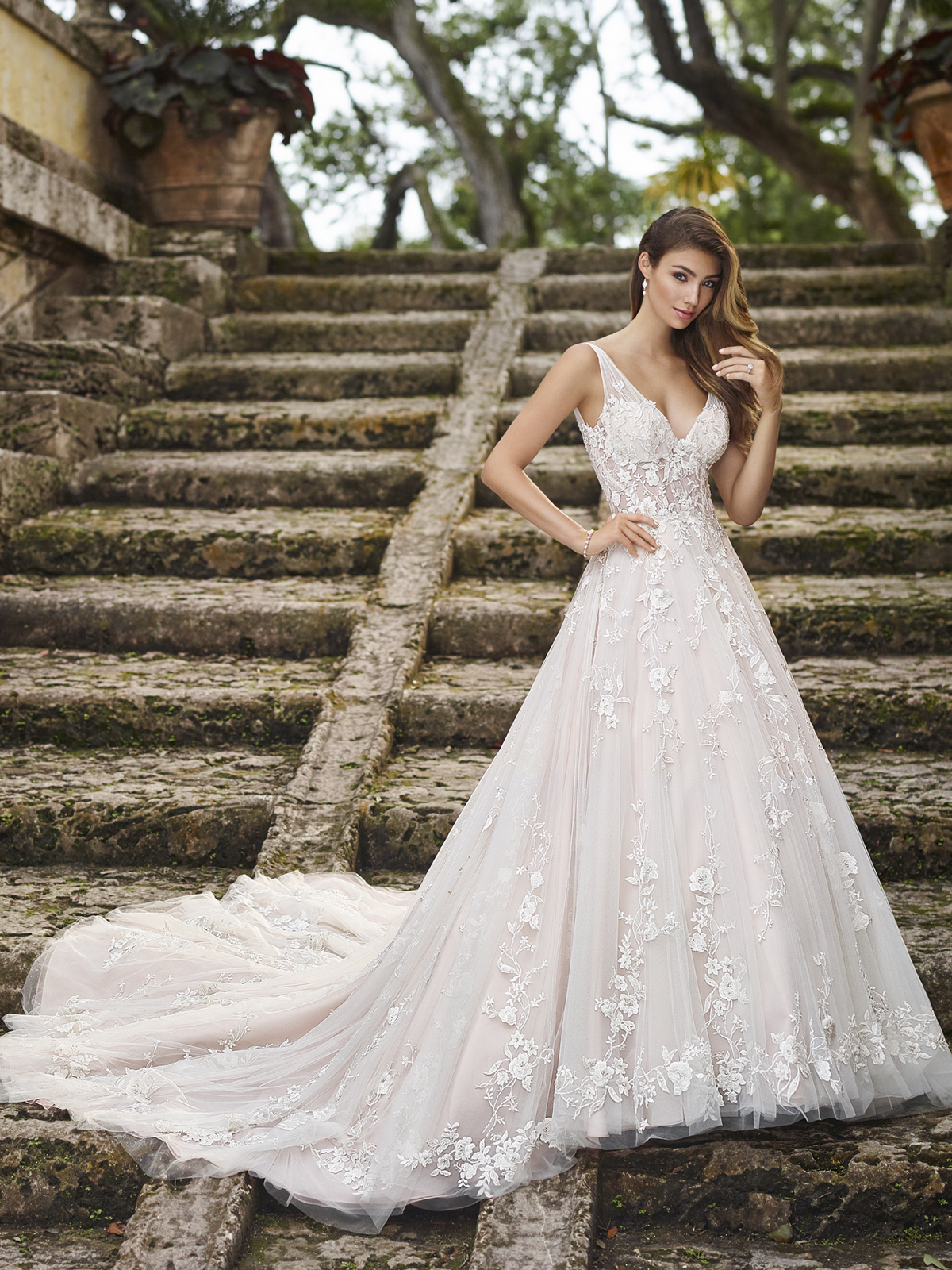 Vestido de Noiva encantador com corpo acinturado e saia em corte evas amplo, decote frente e costas em V que valorizam a beleza feminina e detalhe de aplicaes de bordado em fio de seda espalhadas por todo o modelo que fazem efeito de relevo de ramos, folhas e flores.