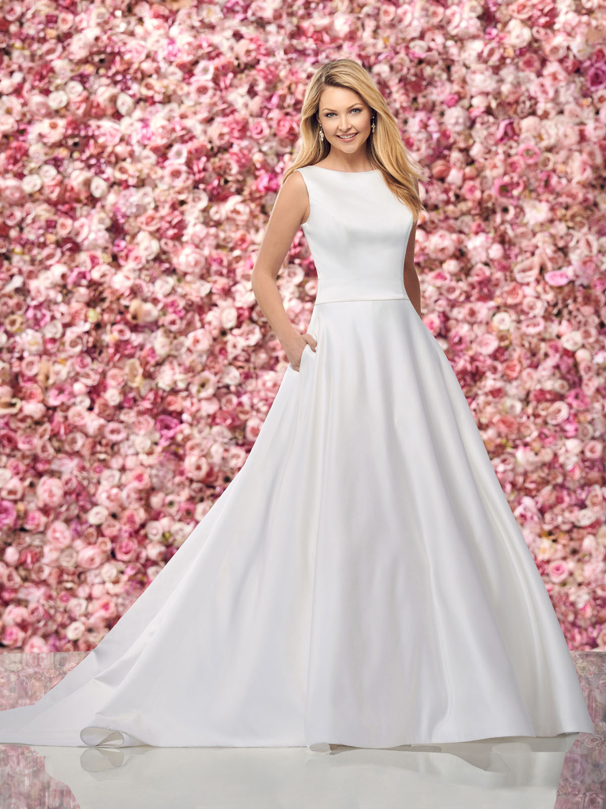 Vestido de Noiva onde com certeza, menos  mais neste vestido de cetim A, sem mangas, simplesmente lindo,uma cintura natural, um lindo decote simtrico na costa e lindos e delicados botes forrados em cetim .