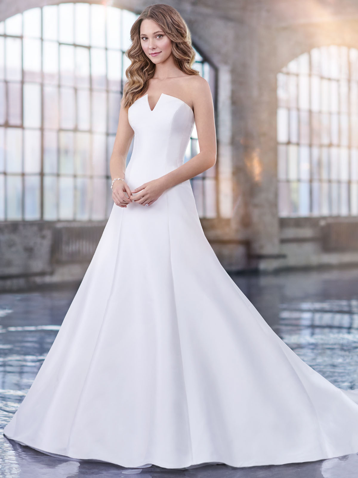 Minimalista e ultra-elegante, este vestido de noiva apresenta um decote entalhado e corte evas impecvel esse conjunto traz ao modelo charme e sofisticao para o estilo proposto.
