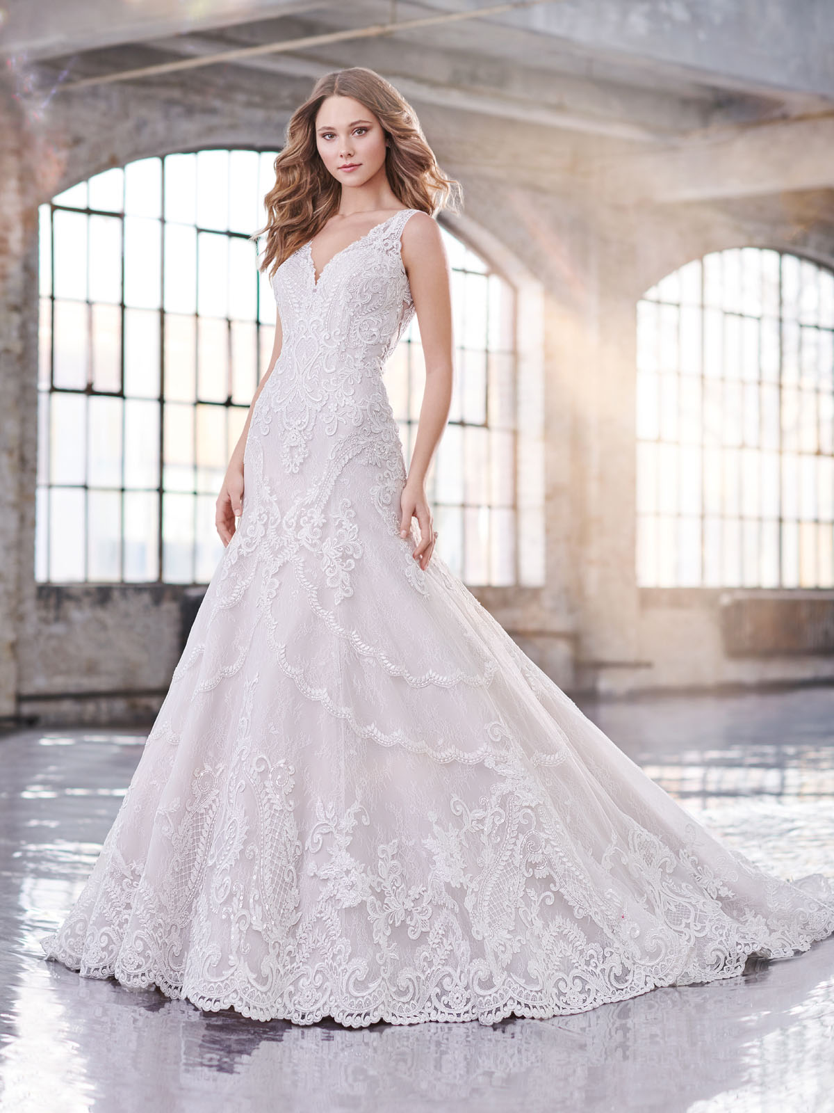  Um vestido de noiva com delicadeza e charme,
seu decote em V valoriza o colo e a transparncia nas costas reala as curvas
femininas, seu corte sereia e a confeco toda em renda levemente rebordada em
pedrarias trazem a beleza contempornea para esse modelo rico em detalhes.