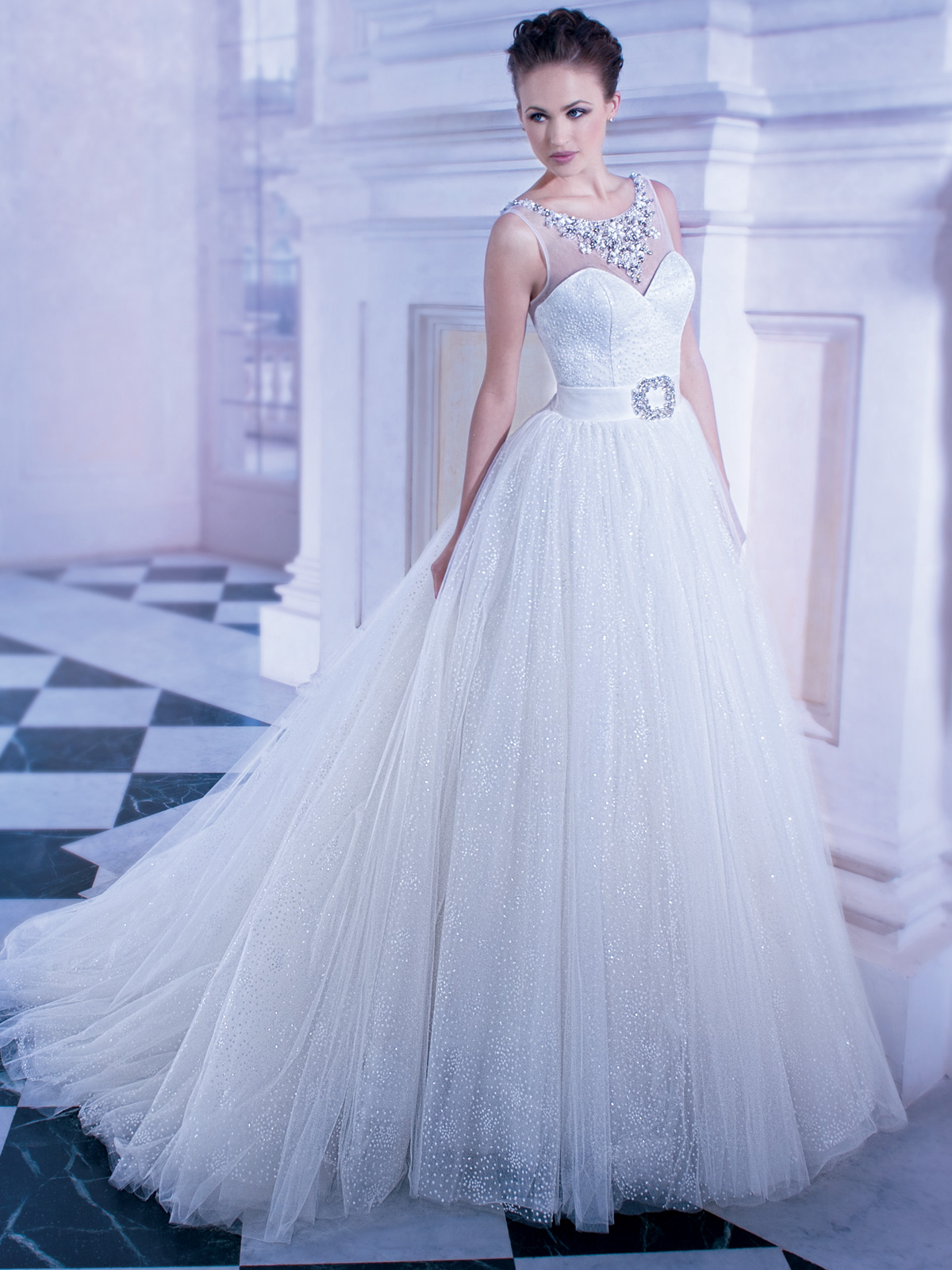 Vestido de Noiva decote princesa e colo na transparncia, confeccionado com tule trabalhado, saia ampla e cinto de cetim com broche em pedraria, leve cauda e decote em V nas costas.