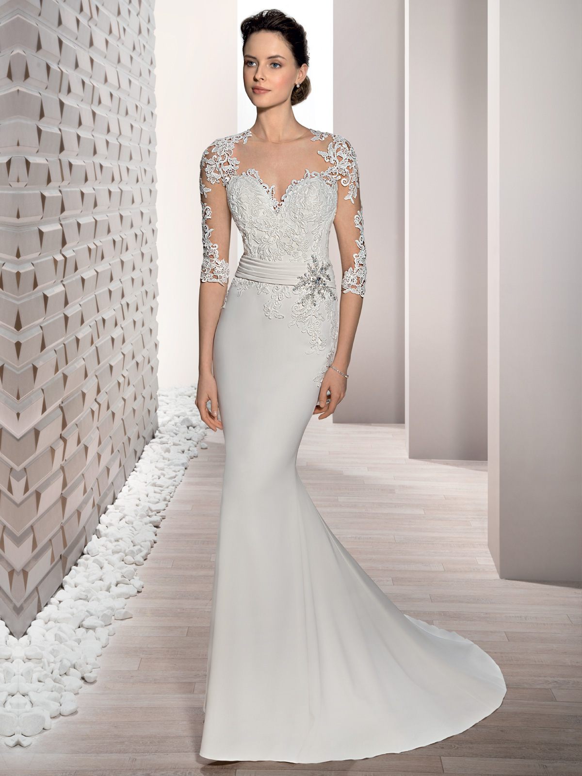 Vestido de Noiva com um lindo caimento ! Confeccionado em crepe de seda em saia mais ajustada ao corpo e detalhes de renda no corpo e decote em transparncia que valoriza o colo e costa ! 