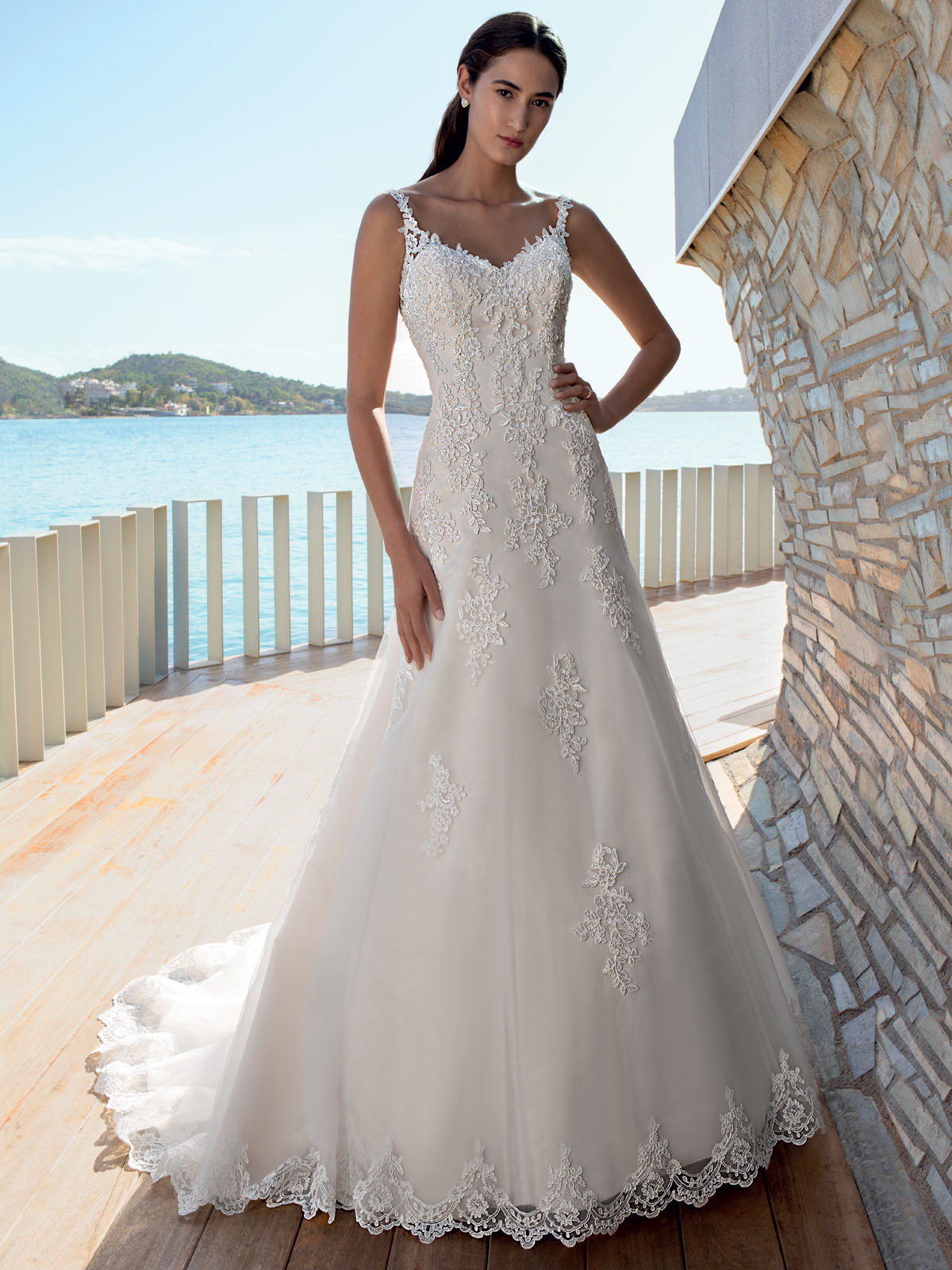 Vestido de Noiva delicado e com caimento em corte evas. A renda  aplicada no decote e nas alas . O vestido tem um barrado que d acabamento a saia e detalhe de decote na costa  maravilhoso!! Lindo e delicado  a definio perfeita a este modelo 