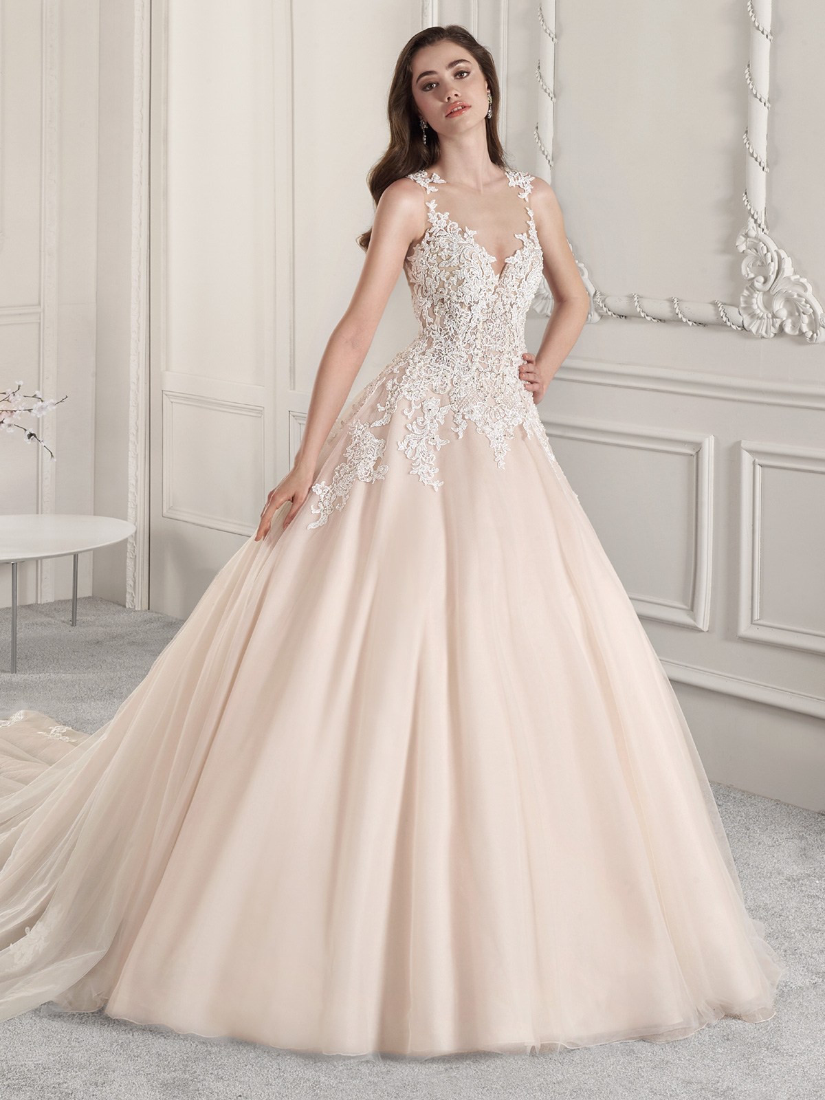 Sem dvida, um deslumbrante design nesse vestido de
noiva. Mangas opcionais com decote em formato corao, apresenta aplicaes de renda
francesa com apliques sobre organza, corselet nas costas e uma elegante saia em
corte sereia.