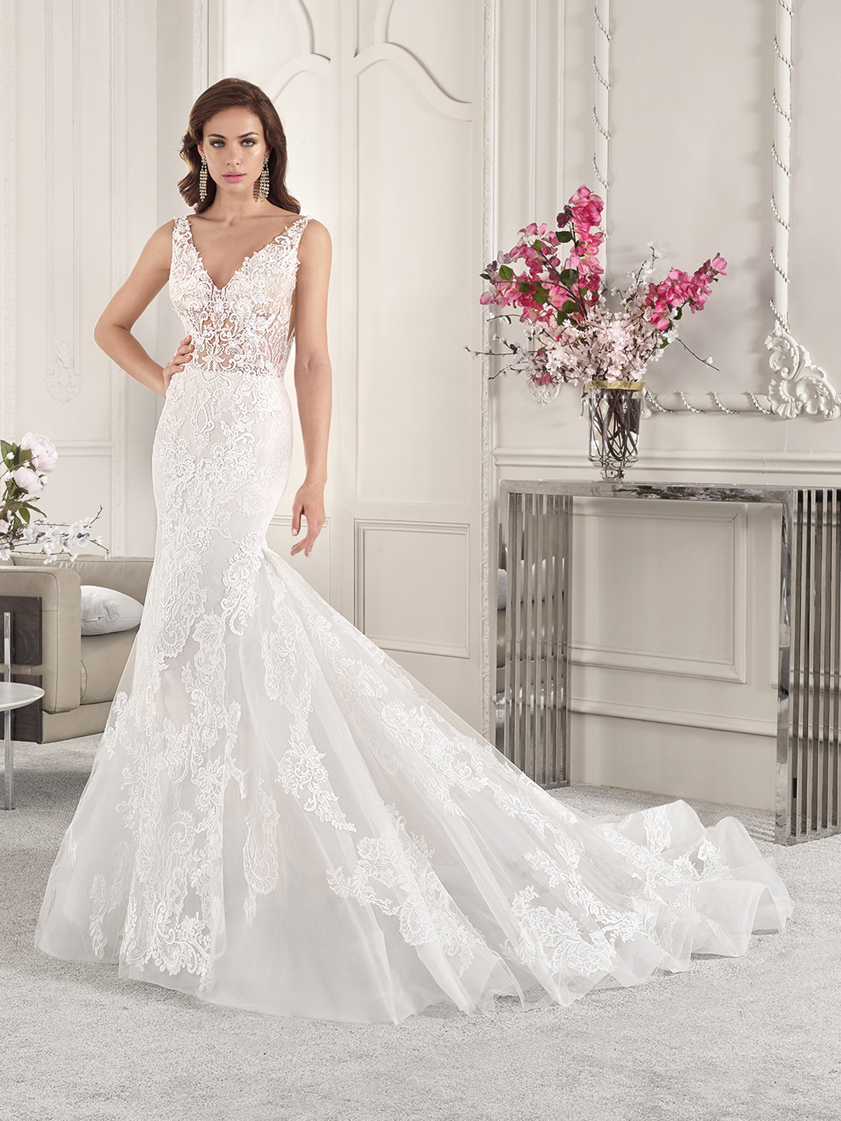 Renda luxuosa  o que embeleza este vestido de
noiva sereia. Decote em V com linda transparncia frontal, decote cavado nas
costas com detalhes em renda, delicados botes forrados e a saia com apliques
tornam esse modelo espetacular.