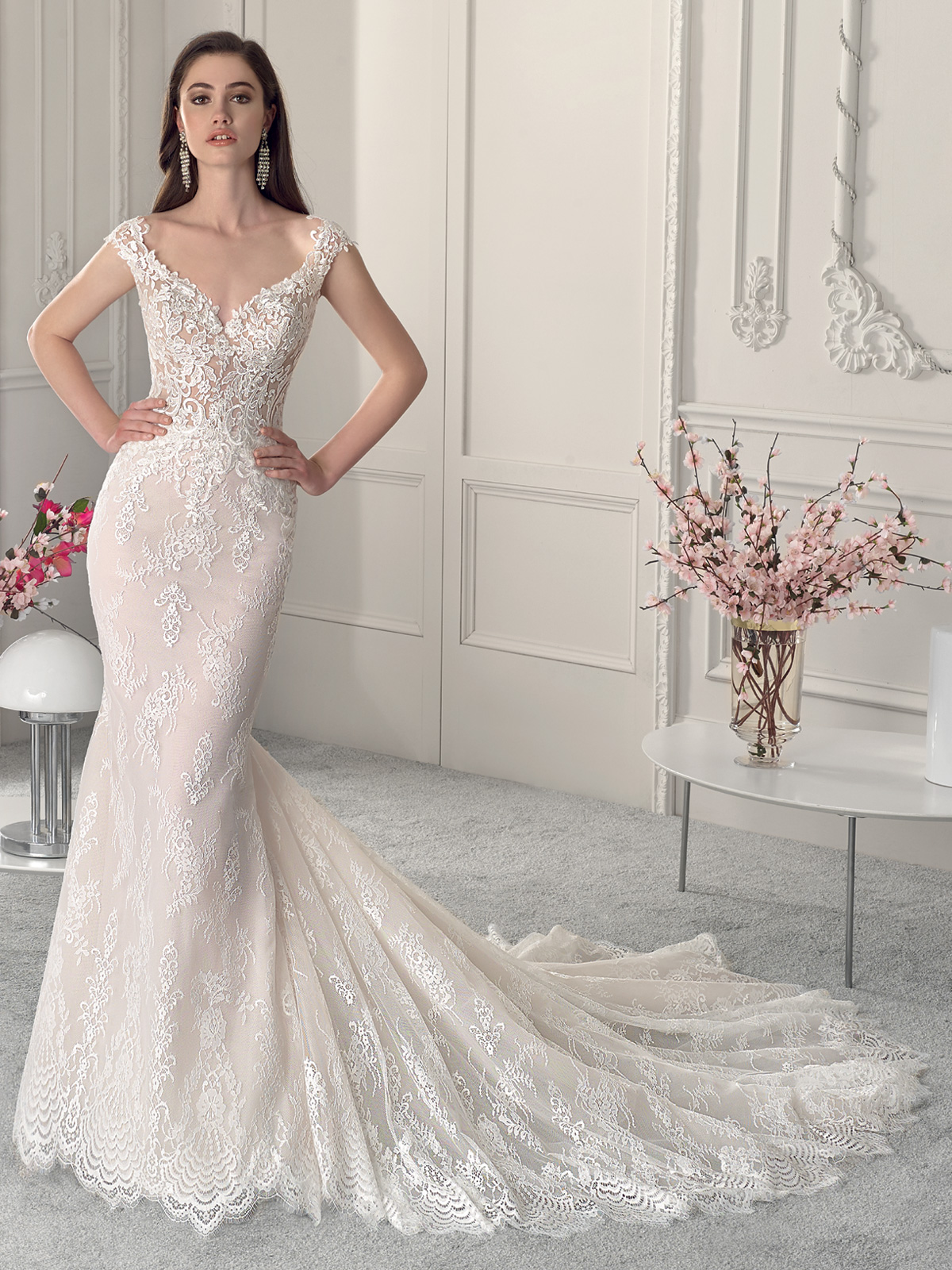 Vestido de noiva com sofisticada renda Chantilly, inclui um decote em V aberto, bordado em rendas e predrarias no corpete, costas baixas sensuais, com uma saia diferenciada toda em renda.