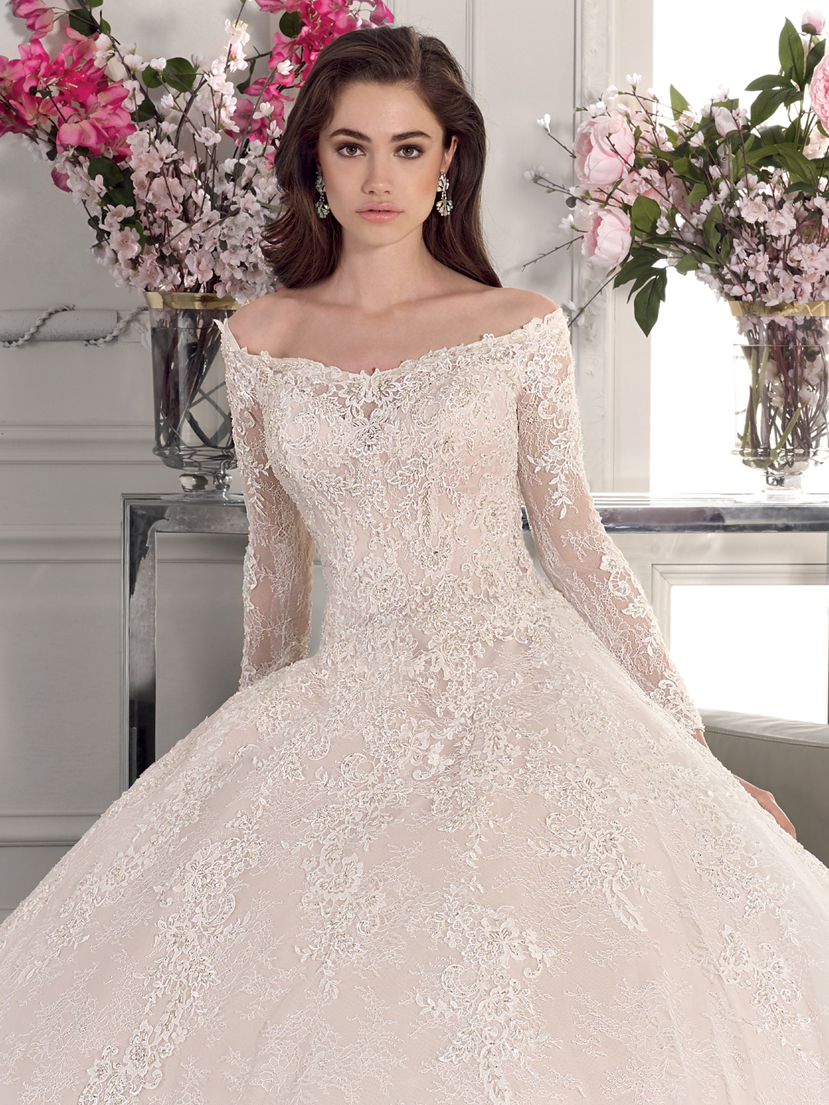 Todo confeccionado em renda chantilly francesa esse vestido de noiva  um luxo total, seu decote ombro a ombro e seu corte evas impecvel trazem elegncia de  tirar o flego para esse modelo.