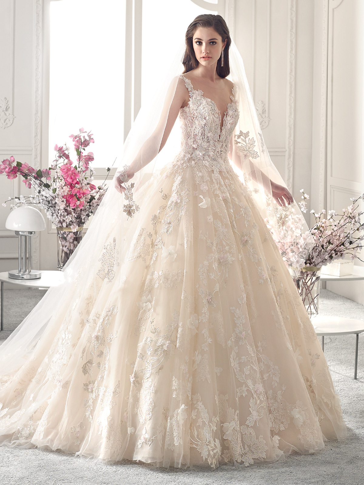 Sonho e romance traduzem o visual desse vestido de noiva fabuloso, corpete acinturado e decote ombro a ombro vem para valorizar as curvas femininas, apliques de rendas florais na saia de organza luxuosa para completar esse modelo fantasticamente perfeito.