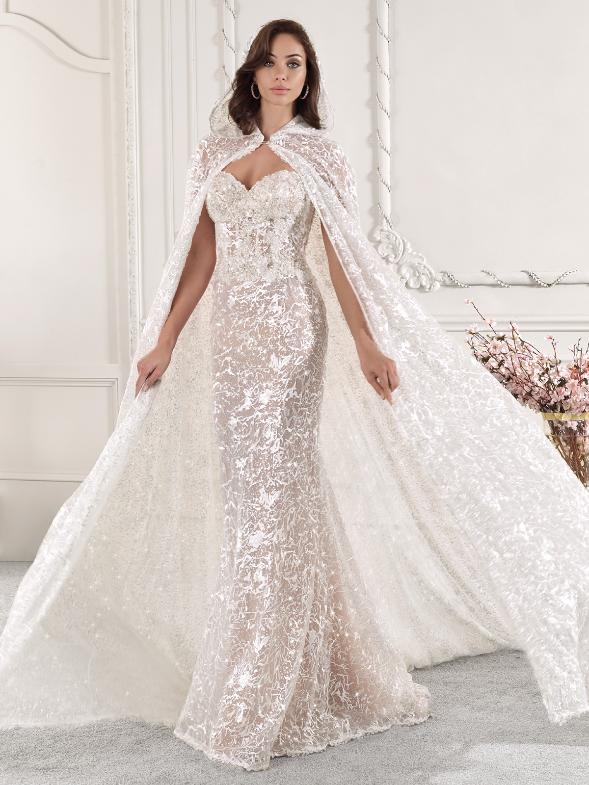 Vestido de noiva que traz design perfeito, renda minuciosa, decote tomara
que caia encantador, corpete acinturado, detalhes ilusion e glamourosa capa
capuz (opcional), toda em renda com transparncia