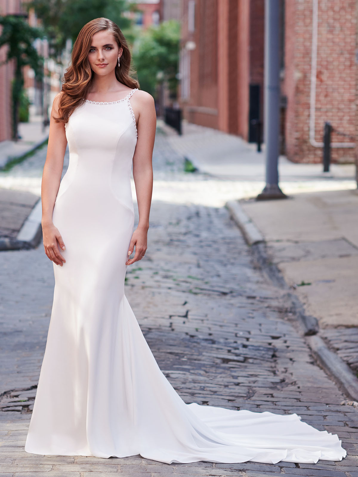 Um vestido de noiva realmente envolvente, o decote estilo cava americana traz uma leitura mais clssica, os detalhes de aplicaes valorizam e o corte impecvel enriquecem esse modelo minimalista.
