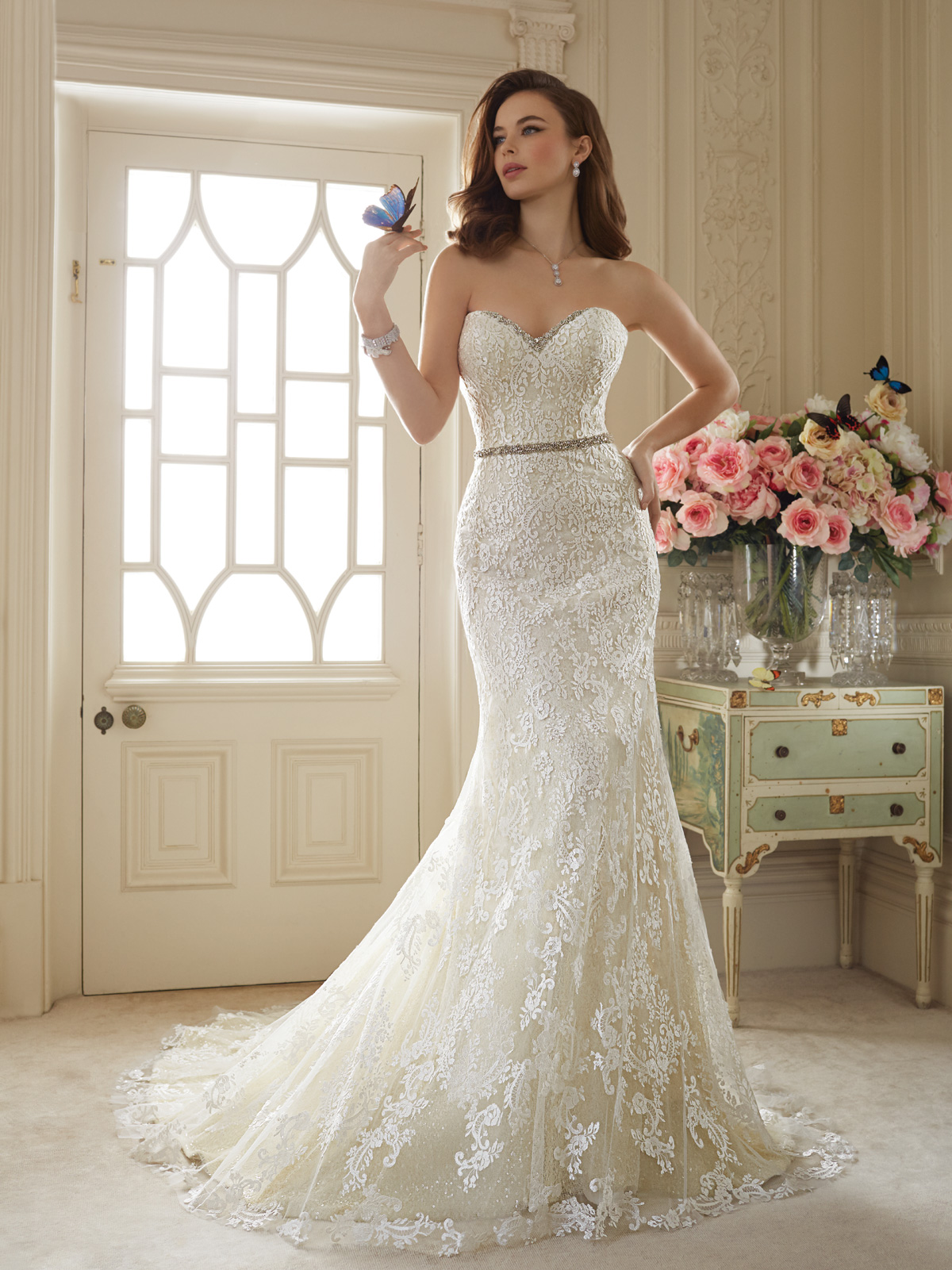 Vestido de Noiva tomara que caia princesa, todo confeccionado em renda francesa rebordada em pedrarias,  detalhe de cinto em cristais e saia com corte semi sereia e leve cauda.