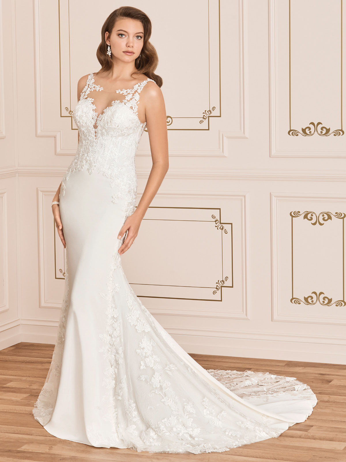 Beleza irresistvel nos traz esse vestido de noiva com colo todo em transparncia e costas aberta valorizando as curvas femininas, seu corte sereia e o nobre cetim italiano trabalhado com aplicaes em renda formam um modelo moderno e charmoso.