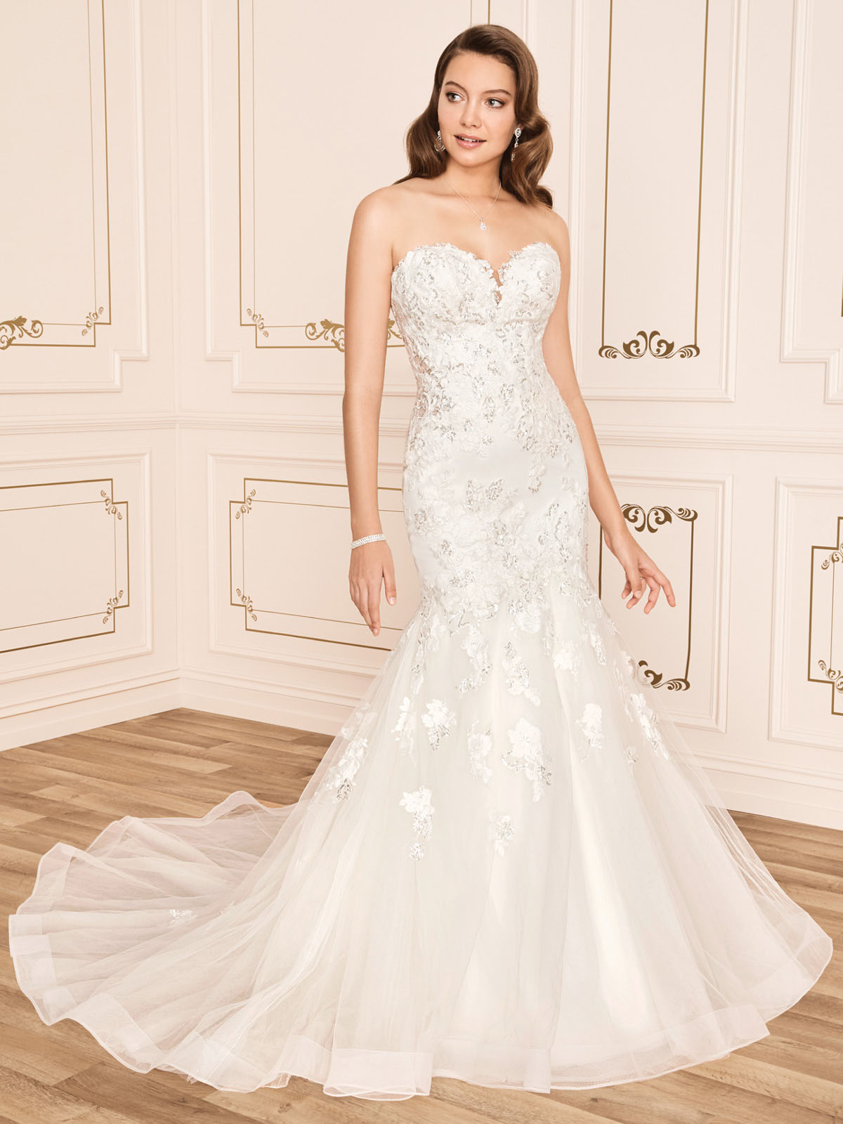 Incrivelmente lindo esse vestido de noiva tomara que caia traz um corte perfeito, os detalhes da renda francesa que enobrecem e realam unem-se ao estilo e elegncia do modelo sereia e encantador.