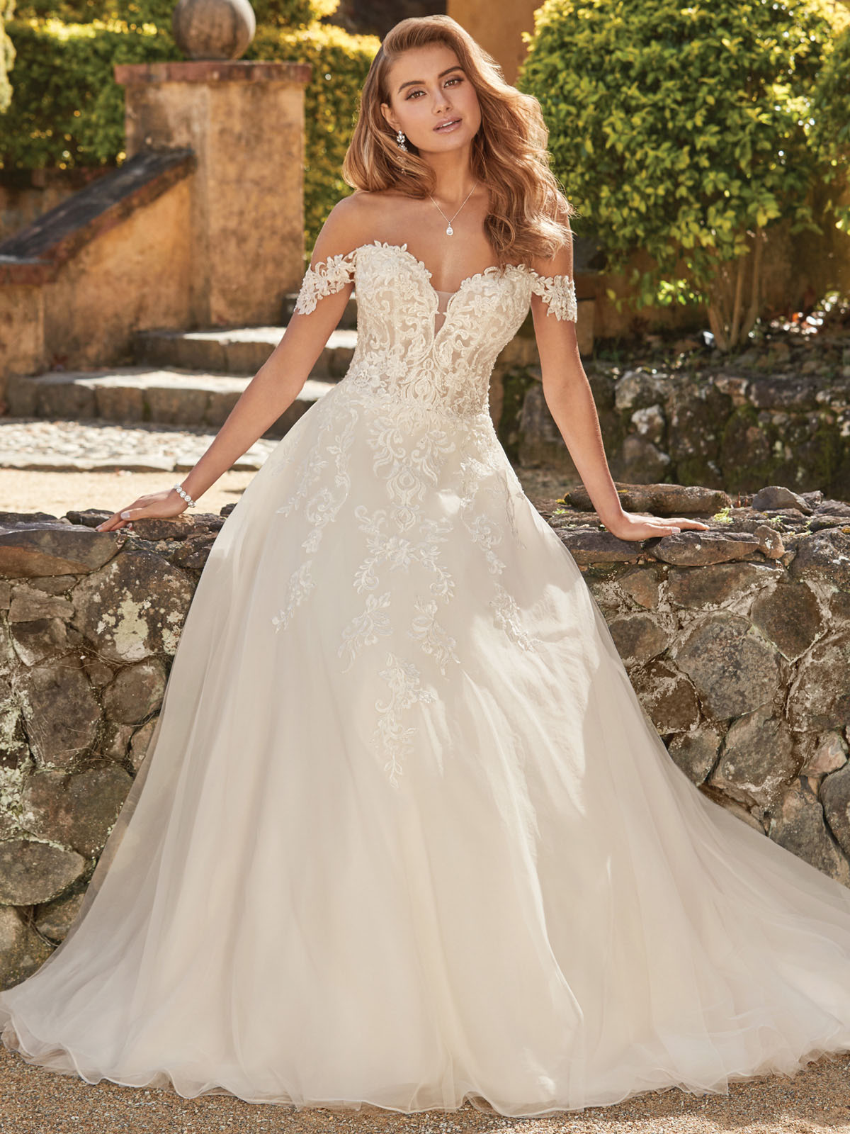 Cativante e clssico, este vestido de noiva com corte A em tule e organza suave  perfeito para um casamento romntico! Os apliques de renda impressionantes com bordado  mo brilham no corpete semi-transparente, enquanto as mangas destacveis adicionam um toque feminino. 