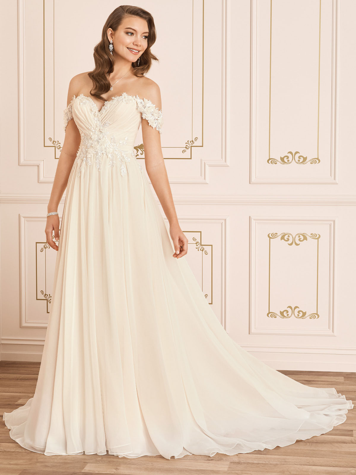 Esse magnfico vestido de noiva  perfeito para um casamento romntico. Seu decote corao e mangas delicadas (opcional) valorizam o colo, o corpo drapeado que une-se delicadamente  saia lnguida em musseline trazem um ar "Julieta" para esse modelo lindssimo.