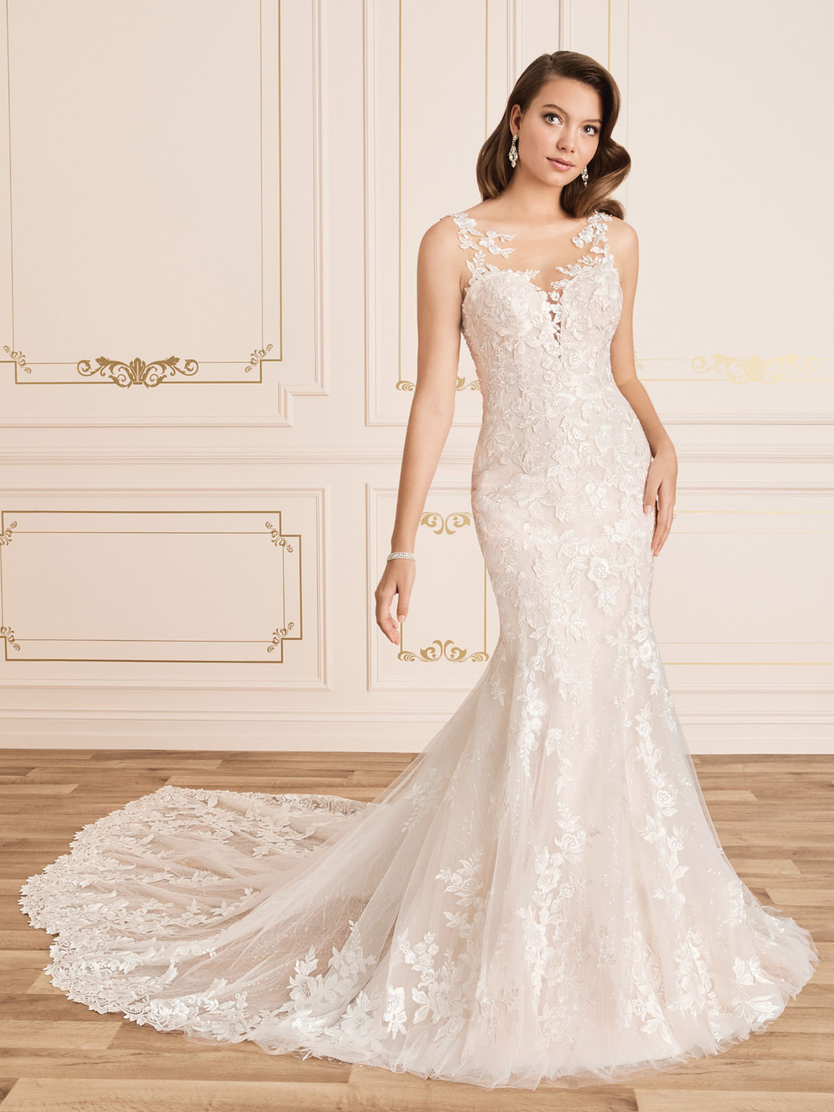 Vestido de noiva perfeito entre sexy e romntico. O decote com transparncia e delicadas rendas florais valoriza o corpo, as alas levam a um profundo decote V acentuado com renda e adornado com detalhes em cristal, o corte sereia valoriza o conjunto final.