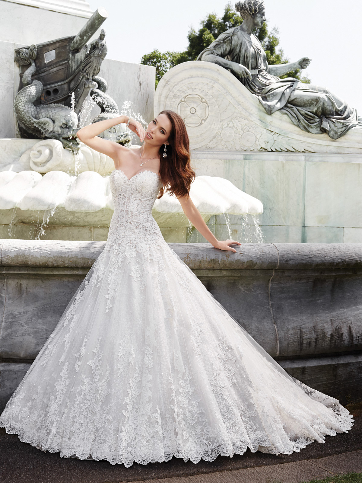 Vestido de Noiva tomara que caia com corpo alongado e detalhe de barbatanas aparentes, todo em renda francesa rebordada em pedrarias, saia semi evas com barrado inclusive na cauda. 